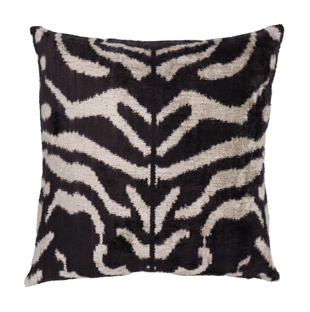 Canvellollc's tweet photo. Canvello Black And White Throw Pillow | 16 x 16 in (40 x 40 cm) 😍 
Shop now 👉👉 https://t.co/1TbN1o3T6b
Browse our collection at https://t.co/ft1V4pGMhh.
#interiordesign #homedecor #ruglove #handmaderug #antiquerugs  #throwpillows https://t.co/3r4ueLQgsQ