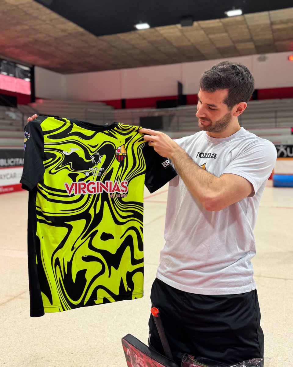 ReusDeportiu's tweet image. 🐦‍🔥 En l’entrenament d’ahir del Reus Deportiu Virginias vam rebre la visita d’Equipa13, que va voler obsequiar els Campions de Copa amb la samarreta commemorativa de l’efemèride del passat 9 de març a Calafell. 

𝐆𝐫𝐚̀𝐜𝐢𝐞𝐬, Equipa13! 🫱🏻‍🫲🏼 Contents de sumar èxits plegats!