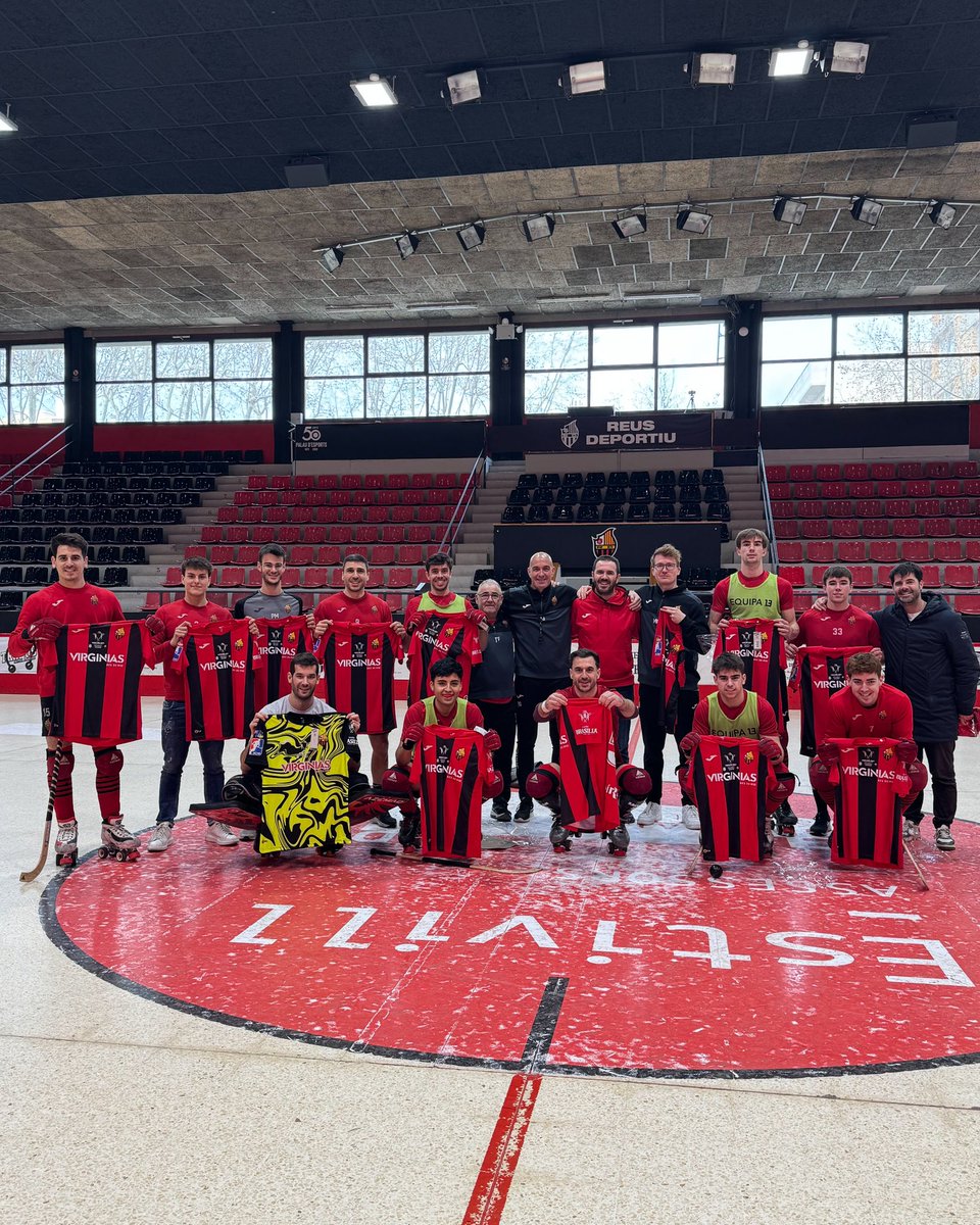 ReusDeportiu's tweet image. 🐦‍🔥 En l’entrenament d’ahir del Reus Deportiu Virginias vam rebre la visita d’Equipa13, que va voler obsequiar els Campions de Copa amb la samarreta commemorativa de l’efemèride del passat 9 de març a Calafell. 

𝐆𝐫𝐚̀𝐜𝐢𝐞𝐬, Equipa13! 🫱🏻‍🫲🏼 Contents de sumar èxits plegats!