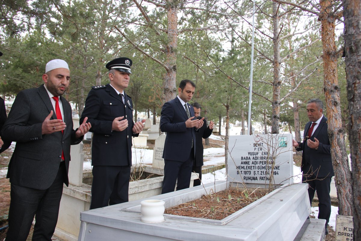 📆 18 MART ÇANAKKALE ZAFERİ VE ŞEHİTLERİ ANMA GÜNÜ 🇹🇷
Çanakkale Zaferinin 110. yıl dönümü ve Aziz Şehitlerimizi Anma gününde Kaymakamımız Sayın Hakan ÖZNAY, Belediye Başkanı Turgay KESLER ve kurum amirleri ile birlikte Şehit Kabristanlığını ziyaret etti.
#18MartÇanakkaleZaferi🇹🇷