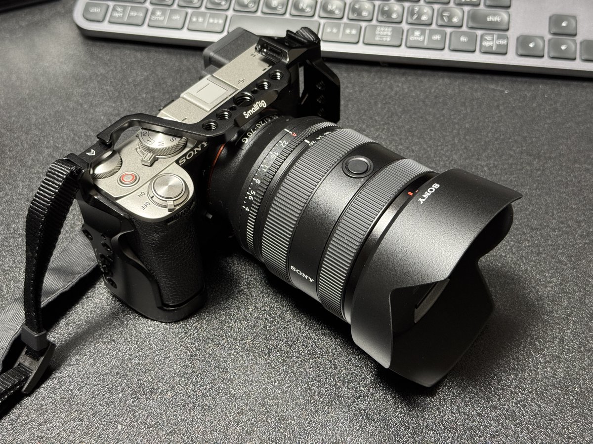 フォトグラや資料撮影用にレンズSEL2070Gを購入。
F4ですが20mm~70mmはすごく便利。特に広角が20mm始まりなので、狭い所でも広い範囲を撮影できるので重宝しています。本体はα7c2です。