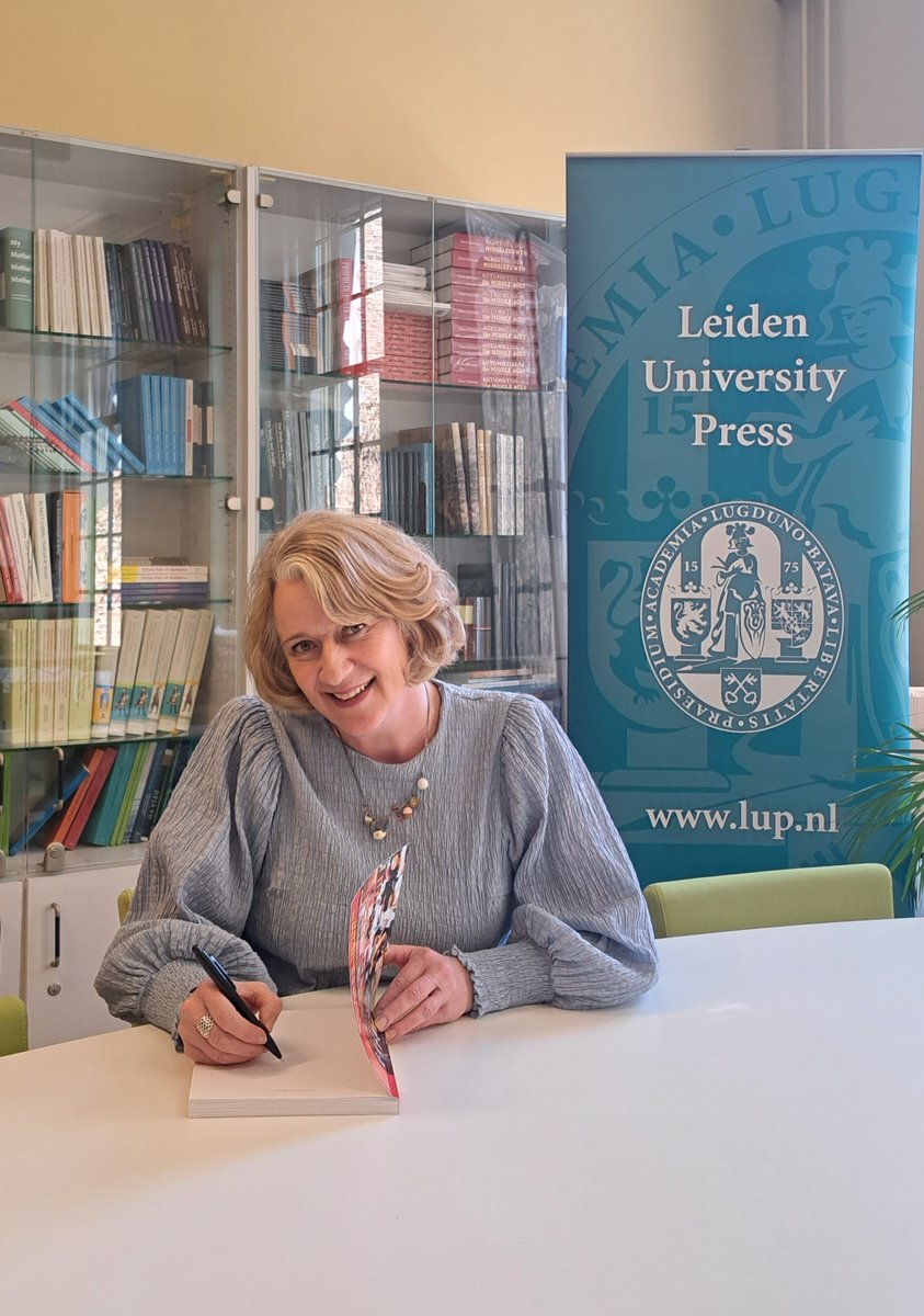 By special request from a customer, Ans van Broekhuizen-de Rooij dropped by our office to sign a copy of her #book, along with a motivational letter.

To all those #students and lifelong #learners, LUP are here to support! Take a look at our #textbooks lup.nl/publications/?…