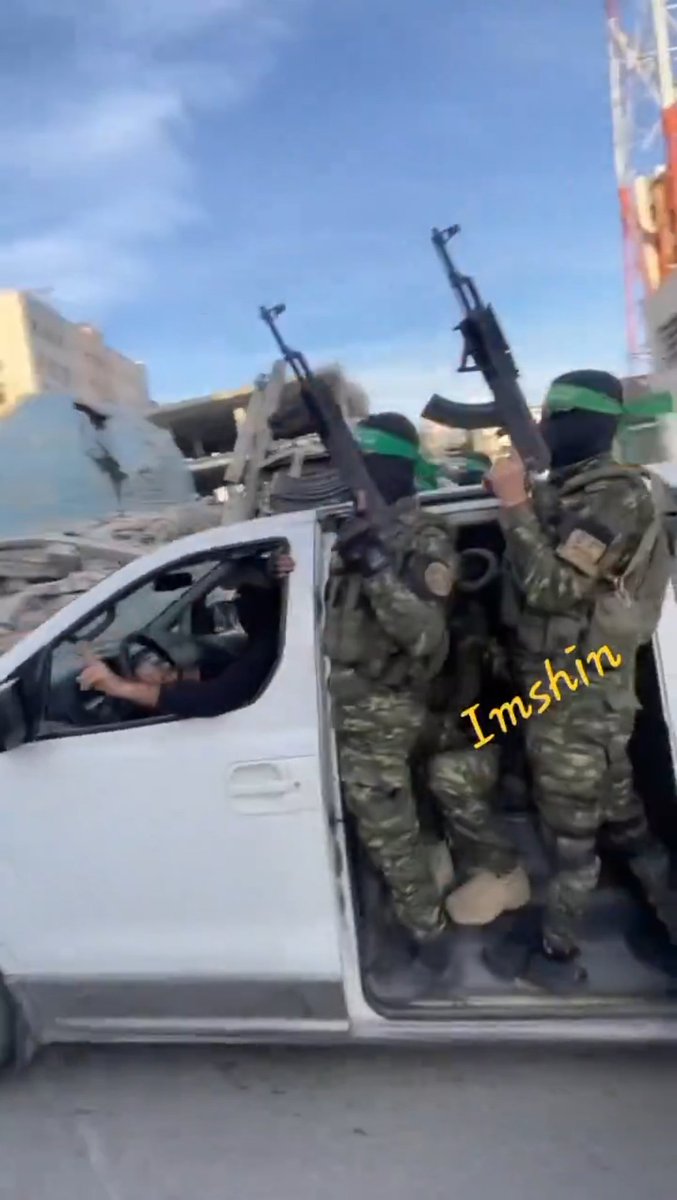 imshin's tweet photo. Hamas disappearing act.
"Come on, heroes of the parades on the rubble of houses! Come on, sons of Al-Qassam! All take off their military uniforms and wear civilian clothes and flipflops, and hide among the displaced people and the tents..."
#TheGazaYouDontSee https://t.co/jkUW9JqBSs