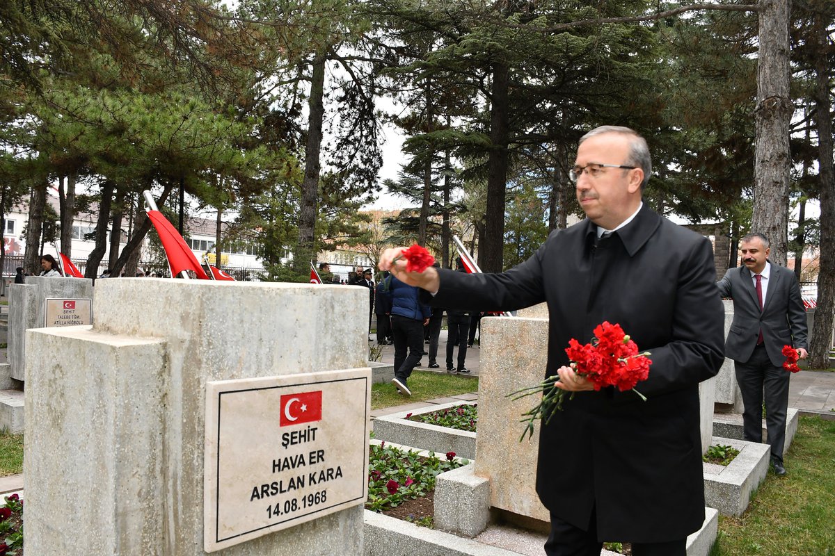Eskişehir İl Milli Eğitim Müdürlüğü (@eskisehirmem) on Twitter photo 🇹🇷 18 Mart Şehitleri Anma Günü ve Çanakkale Deniz Zaferi’nin 110. yıl dönümü kapsamında Vişnelik Hava Şehitliğinde çelenk sunma töreni gerçekleştirildi.
<a href="/tcmeb/">Millî Eğitim Bakanlığı</a> <a href="/Yusuf__Tekin/">Yusuf Tekin</a> <a href="/sinan_umem/">Sinan Aydın</a> 🇹🇷 18 Mart Şehitleri Anma Günü ve Çanakkale Deniz Zaferi’nin 110. yıl dönümü kapsamında Vişnelik Hava Şehitliğinde çelenk sunma töreni gerçekleştirildi.
<a href="/tcmeb/">Millî Eğitim Bakanlığı</a> <a href="/Yusuf__Tekin/">Yusuf Tekin</a> <a href="/sinan_umem/">Sinan Aydın</a>