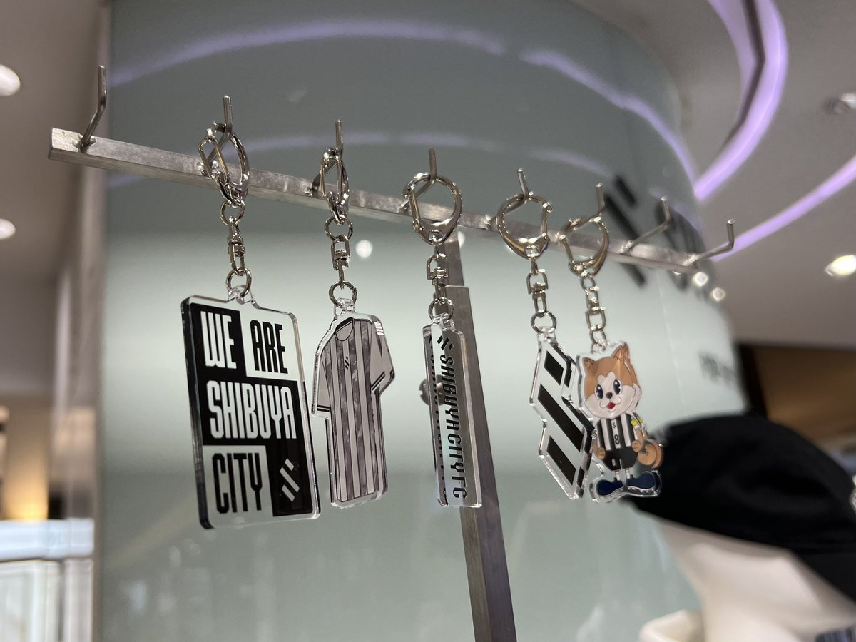 mnBG9's tweet photo. >RP
SHIBUYA CITY FC アクスタ、キーホルダー制作サポートさせていただきました。
POP UP期間中に急遽追加発注、完売いっぱい嬉しいです🥹現地には初日にお邪魔したけど、ディスプレーめちゃくちゃかっこよくしてくださってて感激でした...！ https://t.co/UbUktx3EIR