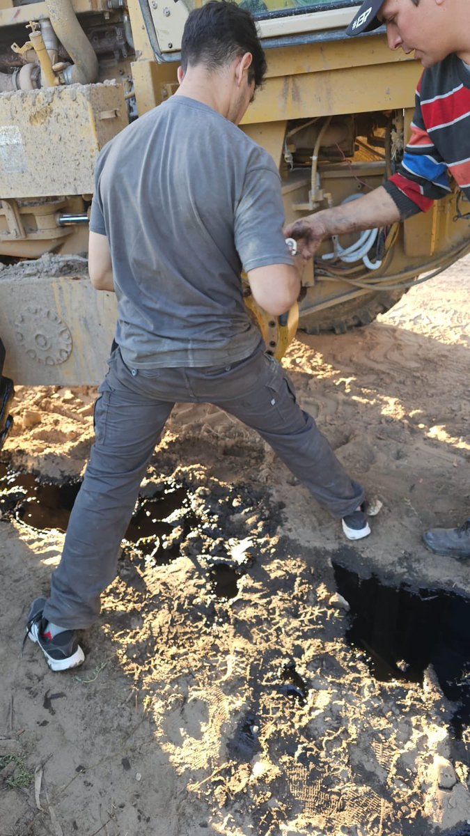 A veces se esconden héroes detrás de otros héroes. Menos visibles, imperceptibles por momentos. Con un perfil más bajo pero con la misma grandeza que los conocidos. Sostienen, reparan y procuran que las grandes maquinarias funcionen cada día para la ciudad. Talleres-Mecánica Vial