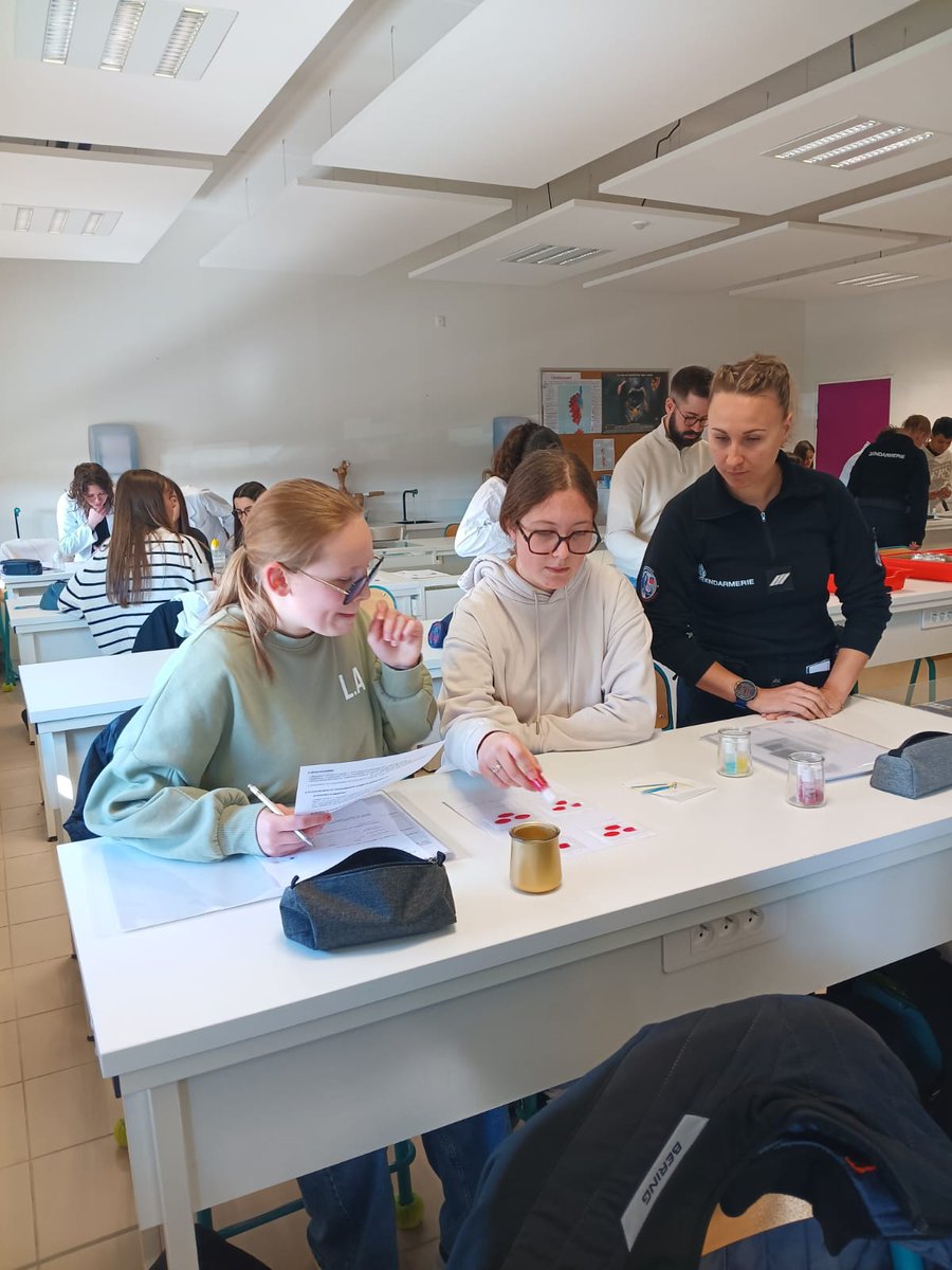 ac_orleanstours's tweet photo. Le recteur @PhiAgresti s'est rendu au collège P. Mendès-France de Chécy (45) pour rencontrer une "classe défense" et signer la convention de #CDSG✍️ℹ️Ce dispositif renforce le lien entre l'armée et @education_gouv en sensibilisant les élèves à la défense et à la sécurité globale. https://t.co/QLS5LPR8Bi