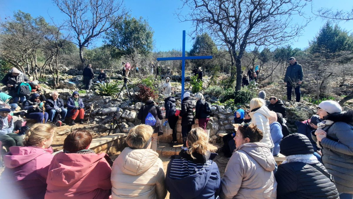 RadioMariaITA's tweet image. 🟥🙏LIVE DA #MEDJUGORJE ~18 Marzo 2025
⭐️🙏Siamo in diretta da #CROCE BLU : SANTO ROSARIO H .12.10 circa IN CONCOMITANZA CON APPARIZIONE ANNUALE A MIRIJANA 🙏