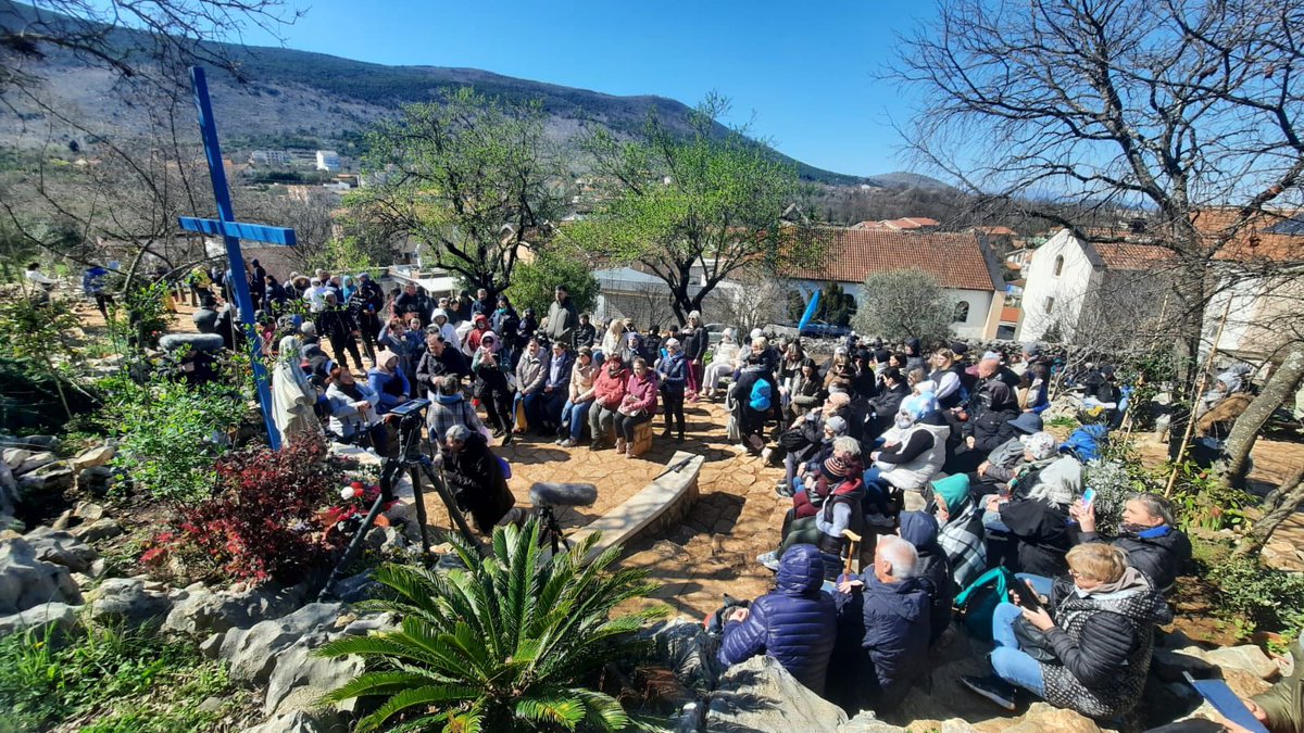RadioMariaITA's tweet image. 🟥🙏LIVE DA #MEDJUGORJE ~18 Marzo 2025
⭐️🙏Siamo in diretta da #CROCE BLU : SANTO ROSARIO H .12.10 circa IN CONCOMITANZA CON APPARIZIONE ANNUALE A MIRIJANA 🙏