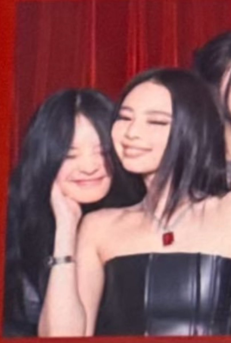 jennchanels's tweet photo. This Jennie and Hanni moment you have no idea how important this is to me 😭😭😭 https://t.co/zT9lxHVpOT