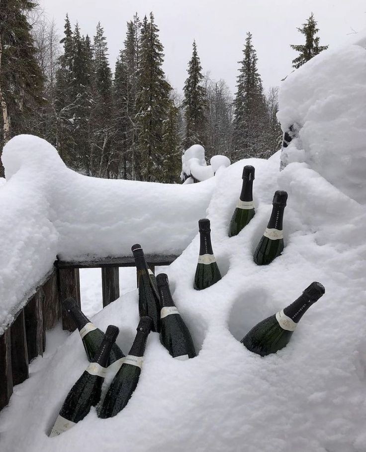 Мне надо охладиться после такого вечера. Кому налить?