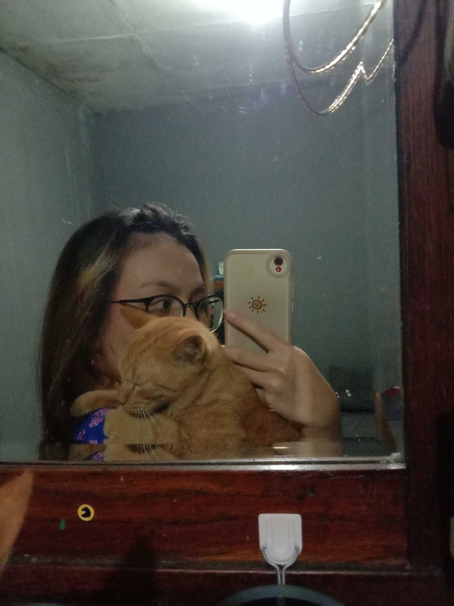 tuuu liaattt, aku kaya baby banget di gendongnya, tiap di gendong gini aku gapernah rewel hahahaha