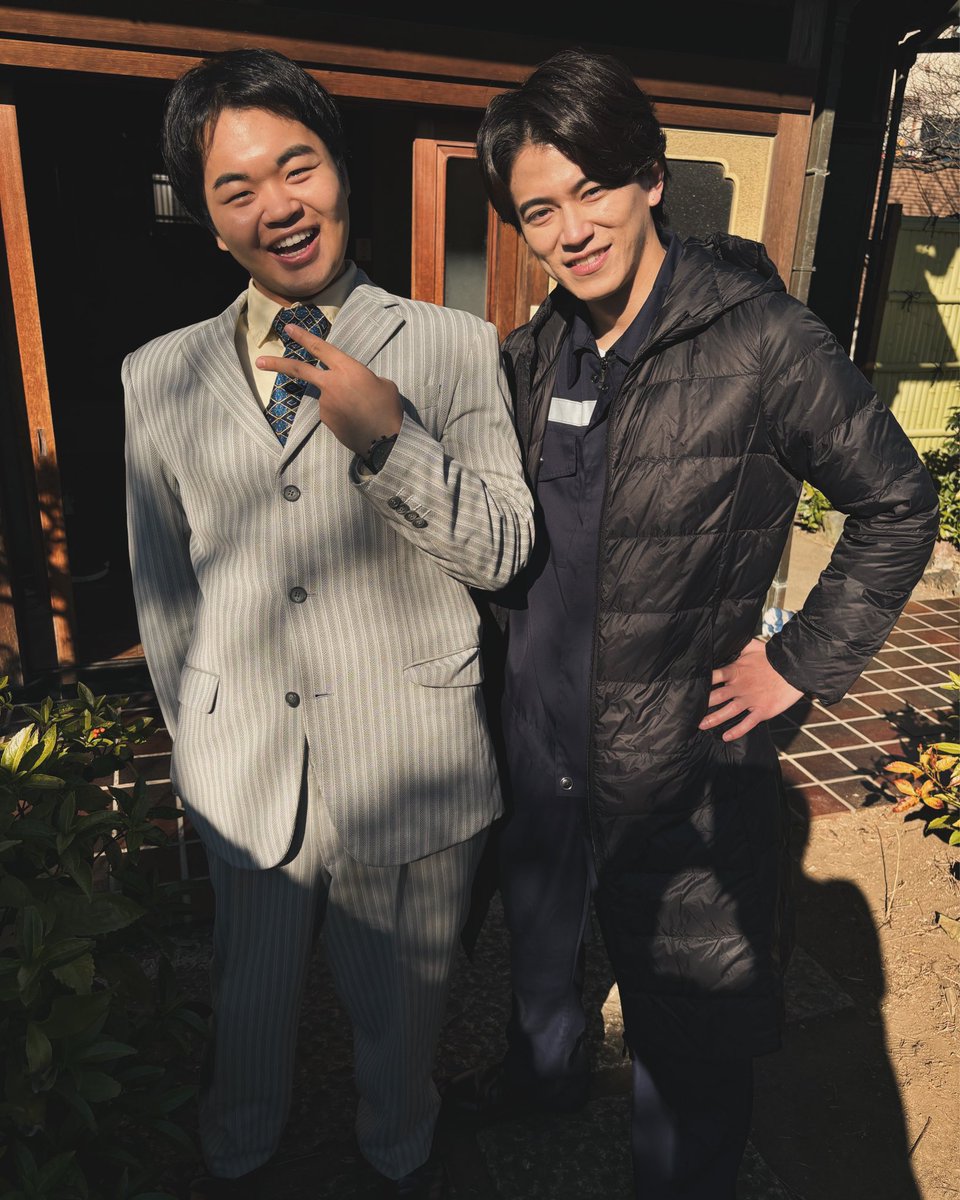 主演の #井上拓哉 さんとは #下剋上球児 
以来での共演です！

先生と生徒の関係から、今回は従兄弟になりました笑

つまり俺もイケメ....おっとここまでにしておこう。
感謝しかないです！

P.S. ジムはサボらず行ってください🤩

#dramabox #配信ドラマ #青山俊雄