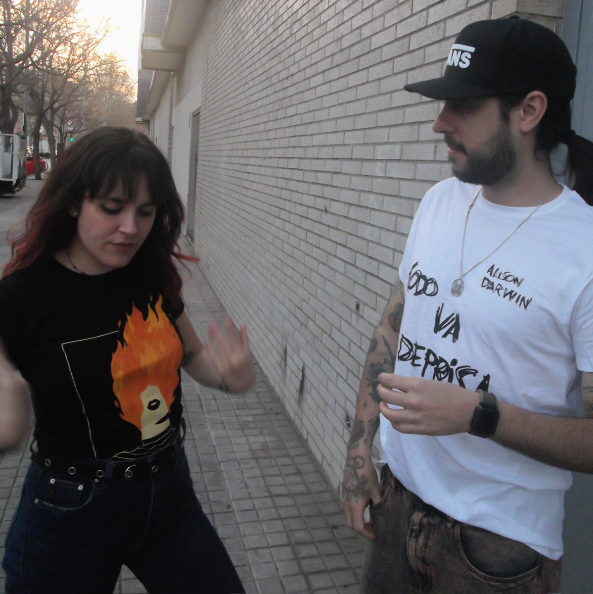 ALISON DARWIN (@alisondarwin_) on Twitter photo Este viernes sale nuestro EP 'La misma p*** historia'🧨
Preguárdalo y entra en el sorteo de una cami: bfan.link/lamismap***his…
📅Podréis escucharlo en MURCIA en el <a href="/microsonidos_/">Microsonidos</a> (📍<a href="/SalaMusikMurcia/">Sala Musik</a>) + <a href="/somoskarlan/">KARLAN</a>
🎫 compralaentrada.com/event/karlan-a…
+ fechas: alisondarwin.com/tour/ Este viernes sale nuestro EP 'La misma p*** historia'🧨
Preguárdalo y entra en el sorteo de una cami: bfan.link/lamismap***his…
📅Podréis escucharlo en MURCIA en el <a href="/microsonidos_/">Microsonidos</a> (📍<a href="/SalaMusikMurcia/">Sala Musik</a>) + <a href="/somoskarlan/">KARLAN</a>
🎫 compralaentrada.com/event/karlan-a…
+ fechas: alisondarwin.com/tour/