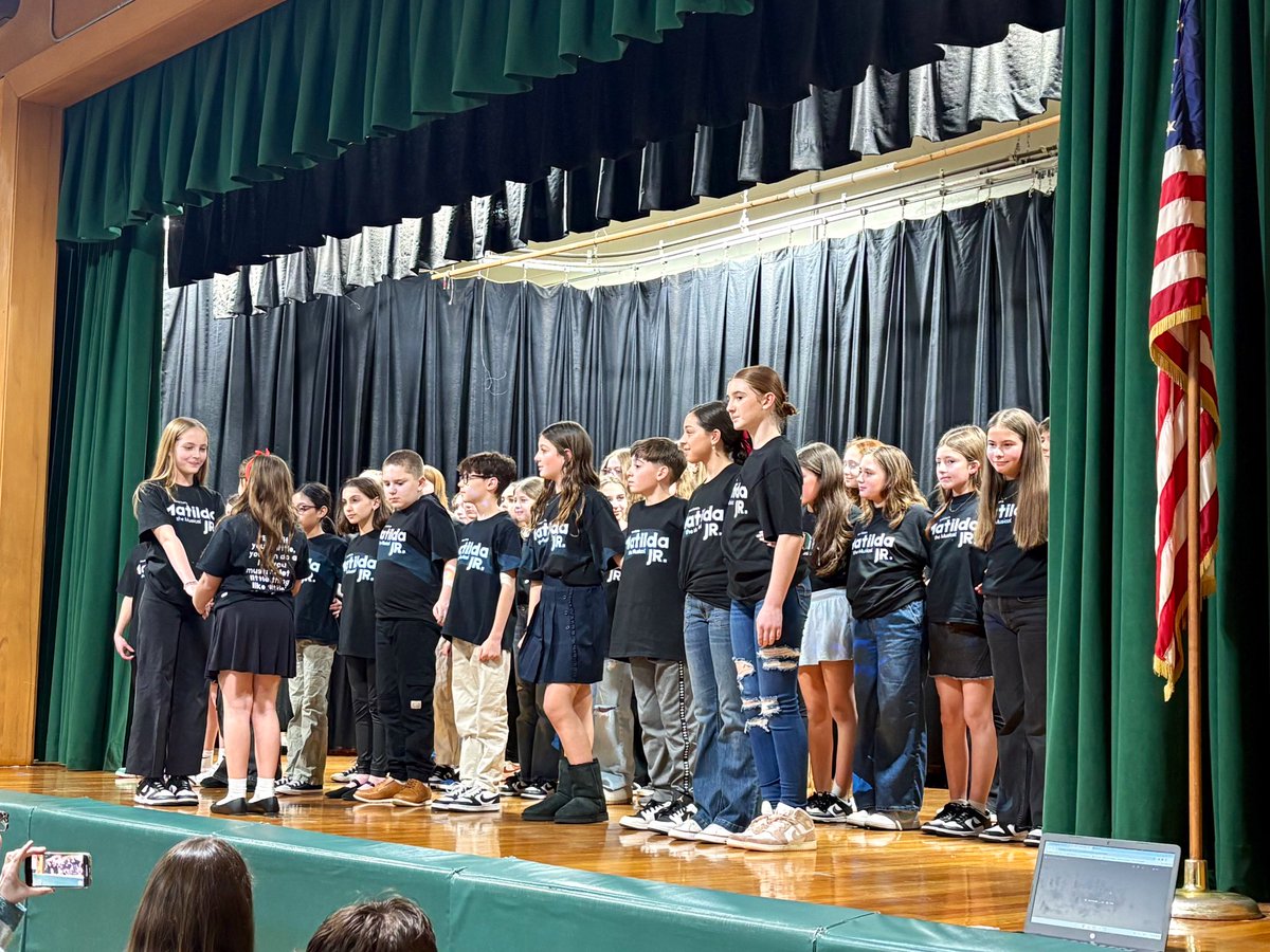 MsKaminskiMusic's tweet photo. HAPPY MATILDA WEEK! 📚🎶 So incredibly proud of all the students who performed at the Board of Education meeting last night!! @CRS_mustangs @HazletProud https://t.co/HQRwmAU5cv