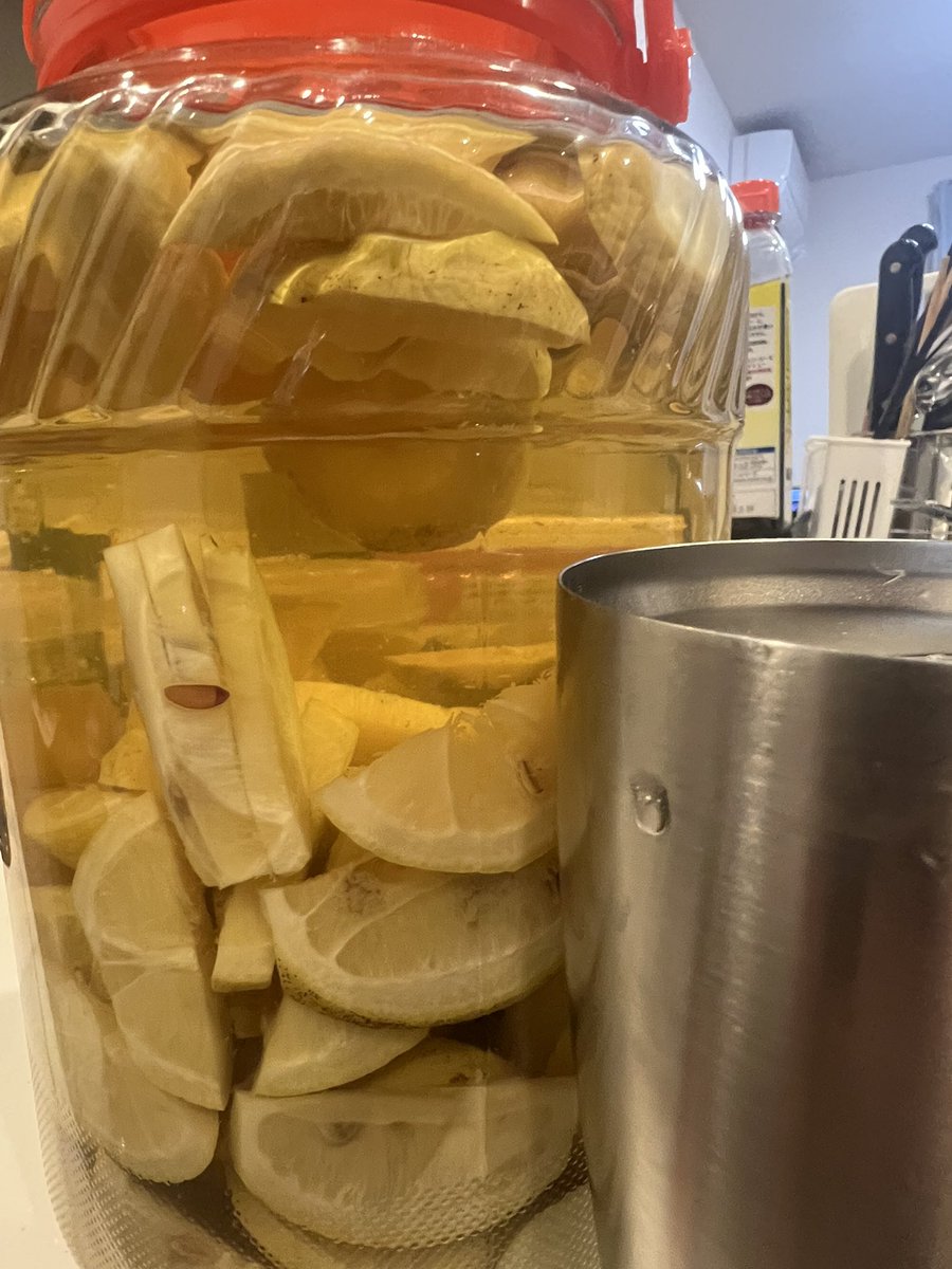 1日の締めは…本当のレモンサワー。
MARUちゃん農園の国産無農薬レモンに、甲類焼酎。無添加ですが腐らず美味しく飲んでます。これ一度飲むと市販のレモンサワー飲めません。氷砂糖無くても酸っぱ美味いです。
#レモンサワー