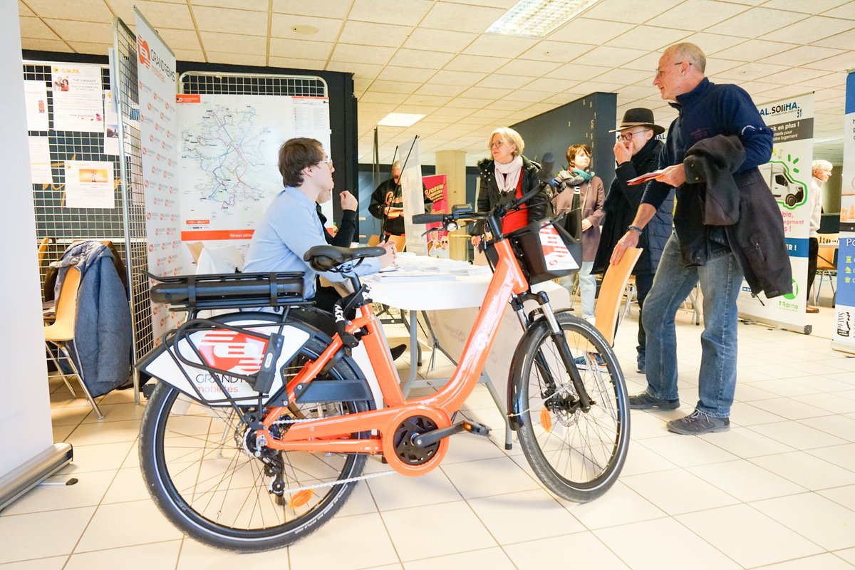 Lancement ce matin du #Forum des seniors et des aidants ! A retrouver ces mardi et mercredi (10h-17h) au stade Delaune : 2 jours pour découvrir et s'informer avec près de 60 stands, des ateliers, des conférences et des #animations. => Infos bit.ly/4kXPI0X