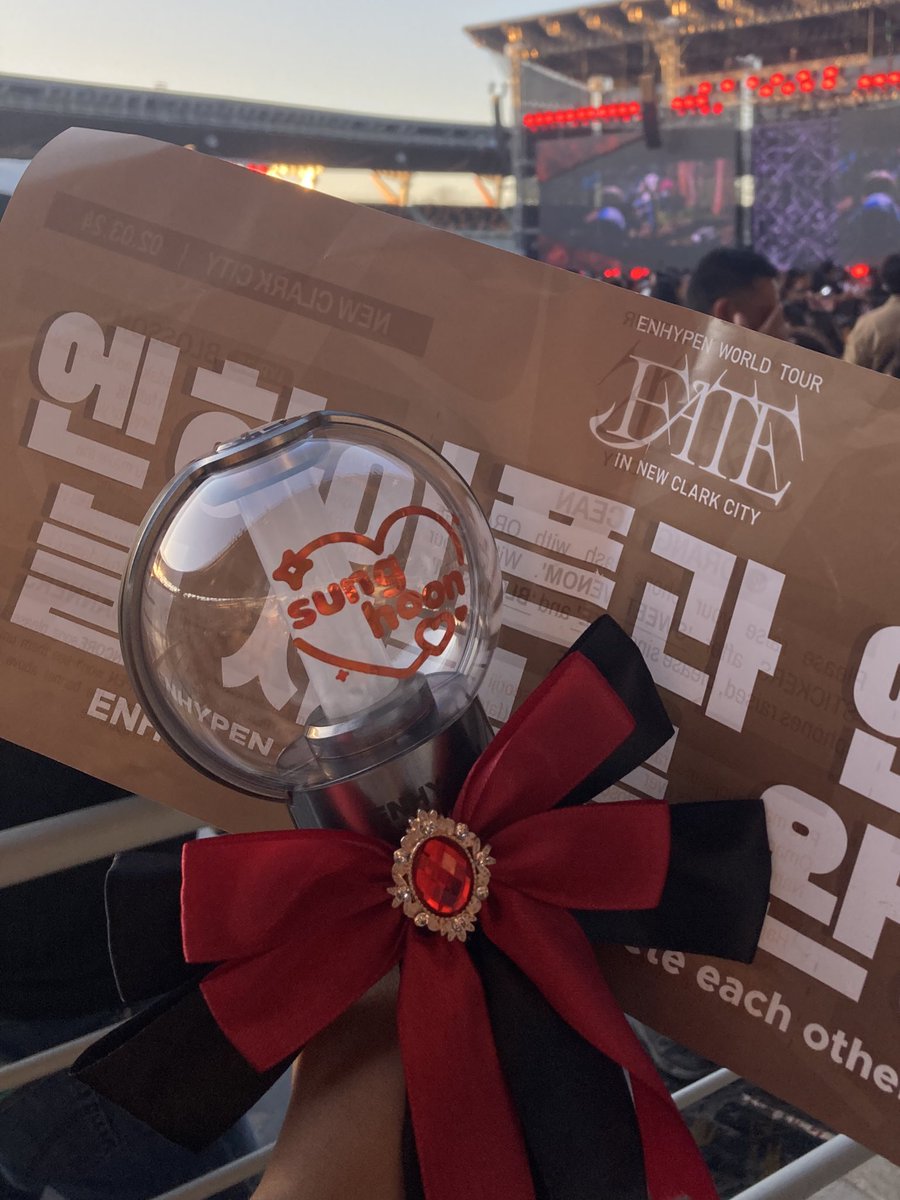 wts lfb enhypen ls v1 ph #helgasells 
inclusions ; strap, pouch, manual, box, free ribbon 
— used twice during manifesto in mnl day3 &amp; fate in ncc 
— ₱1000 payo w/in 24hrs ; 

— reply mine or dm to claim! 
tags ; wts lfb enhypen ph engene bong version 1