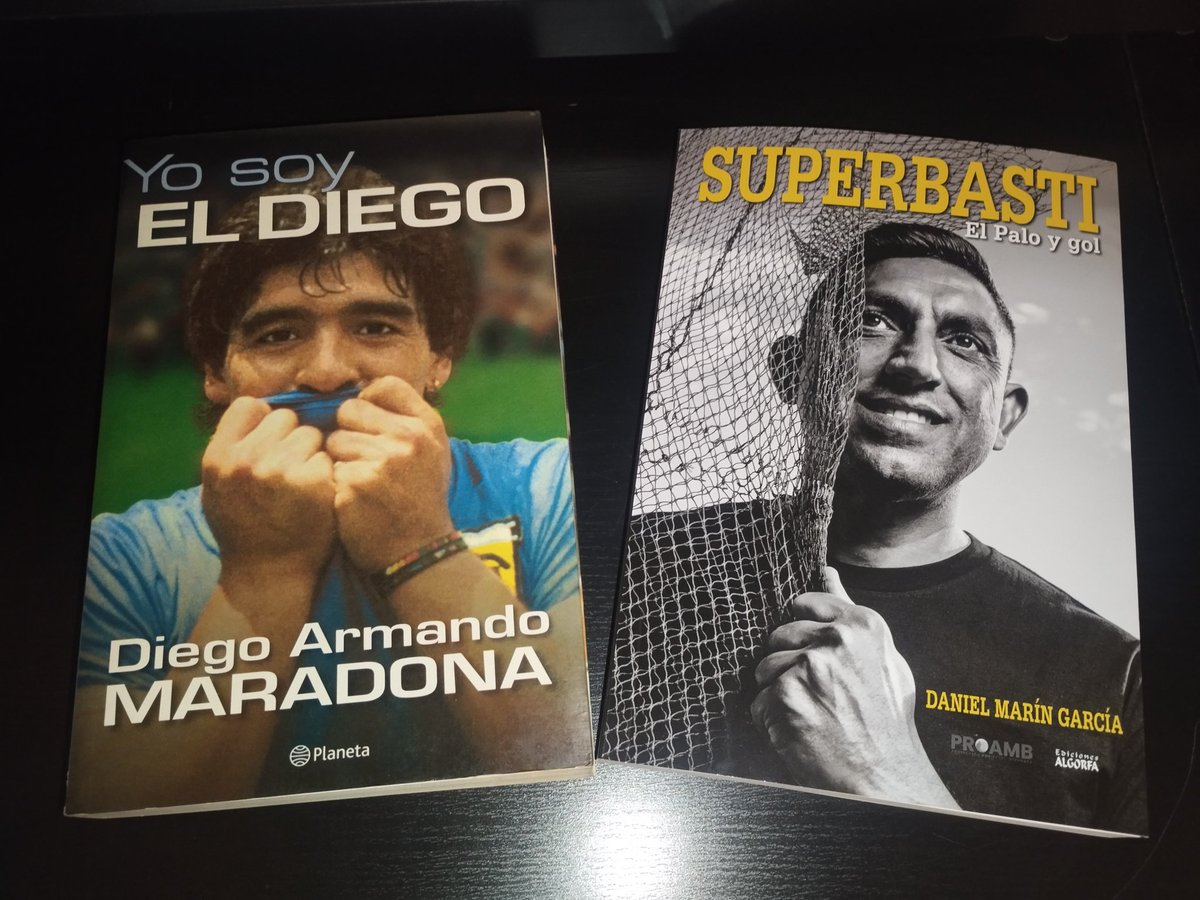 En mi biblioteca solo tengo dos libros sobre futbolistas, eso si, de dos leyendas. #SuperBasti <a href="/DaniMarin1/">Dani Marín</a> <a href="/MalagaCF/">Málaga CF</a>