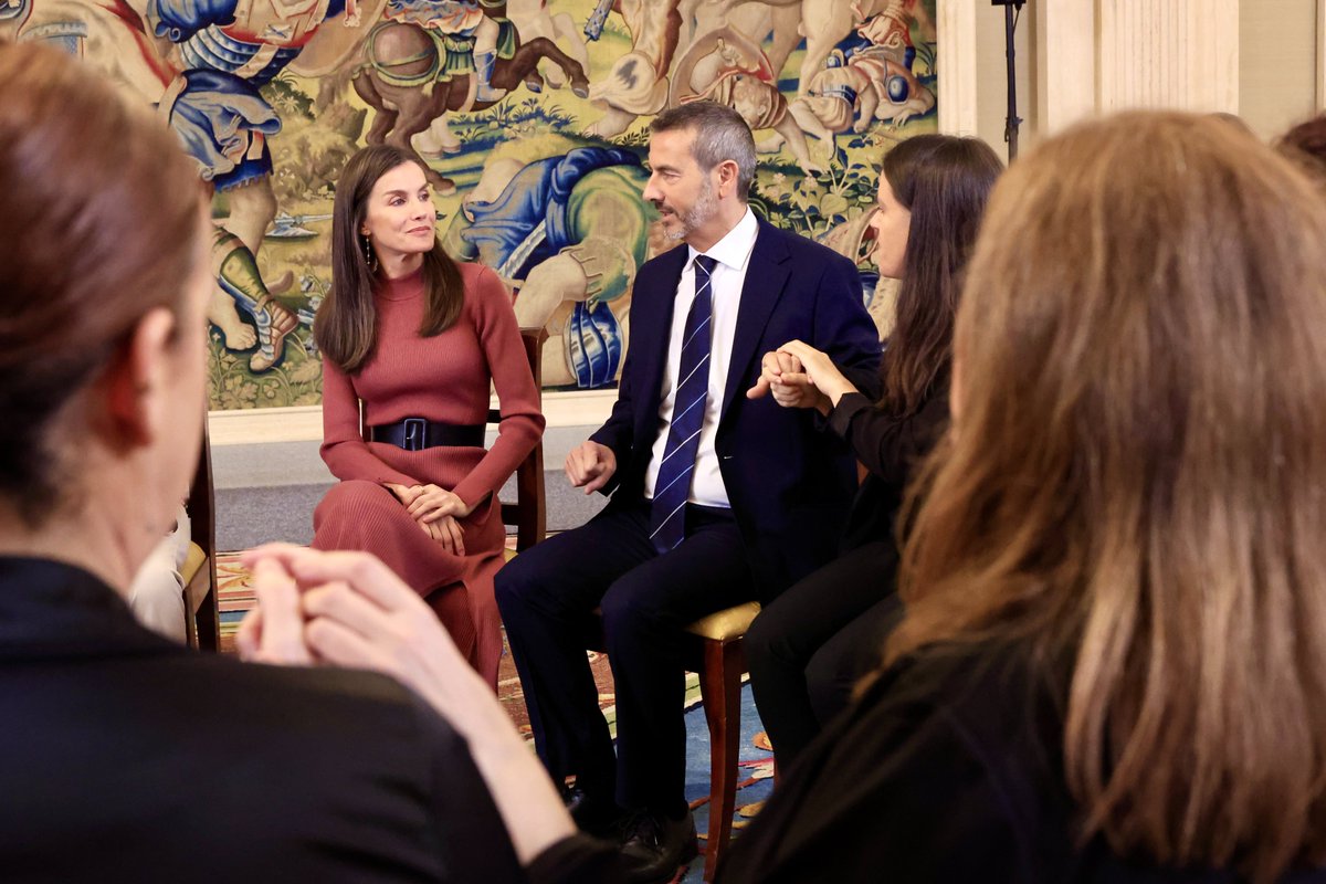 CasaReal's tweet photo. Audiencia de la Reina a una representación de la Federación de Asociaciones de Personas Sordociegas de España, que busca visibilizar al colectivo y sus necesidades particulares promoviendo servicios específicos de calidad.

➡️https://t.co/4wv2R1AK5z https://t.co/2z7wSs6RK8