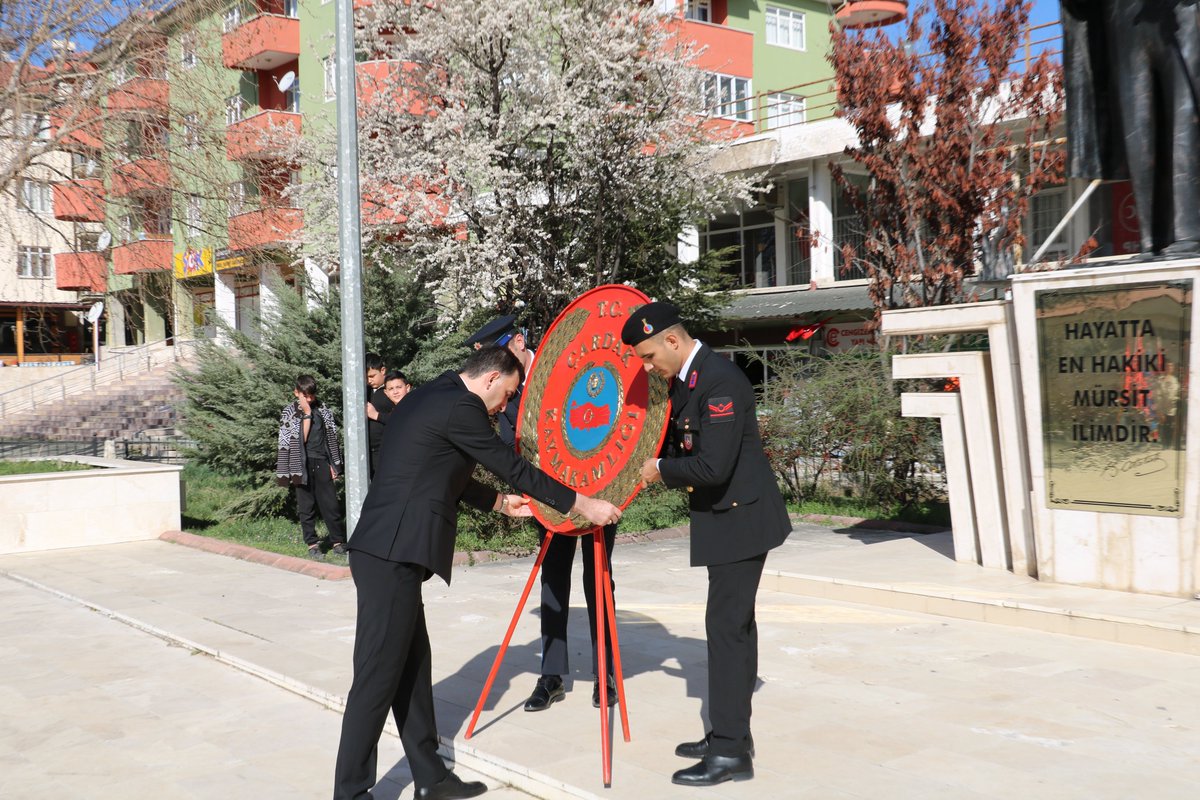 CardakKaymakami's tweet photo. 18 Mart Çanakkale Zaferi ve Şehitleri Anma Günü Programı kapsamında Kaymakamımız Sn. Levent KÜÇÜK, Garnizon Komutanı Hv. Piyade Albay Sn. Mustafa ERBAY, İlçe Belediye Başkanı Sn. Ali ALTINER ve İlçe Protokolünün katılımlarıyla Cumhuriyet Meydanında çelenk sunumu gerçekleştirildi. https://t.co/oNInESweTR