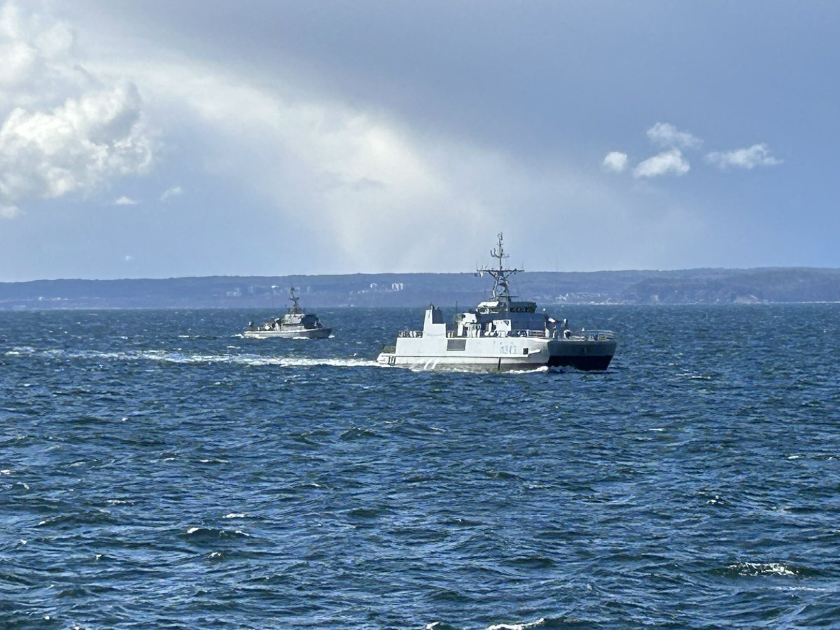 🇳🇴 HNoMS Hinnøy (M343) and #SNMCMG1 Flagship HNLMS Luymes (A803) sailed with Polish minesweeper ORP WDZYDZE (646) recently. During the training, HNoMS Hinnøy deployed a remotely operated vehicle and conducted a live fire exercise. Standing <a href="/NATO/">NATO</a> Mine Countermeasures Group 1 is