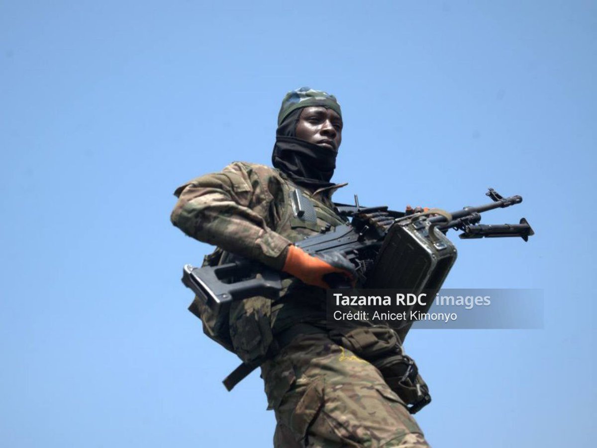 TazamaFact's tweet photo. #Guerre_du_M23/ #LesFaits: il n'y a pas eu d'affrontements la veuille à #Kibuwa et ce matin à #Mpofi, contrairement aux fausses informations relayées par plusieurs médias sociaux, et aucune frappe d'aviation n'a été signalée à Kibuwa.
Certains médias et journalistes relayent des fausses informations de la situation sur la ligne de front pour tenter de justifier le refus du M23 de dialoguer directement avec #Kinshasa, pour des raisons dont entre autre, la violation du cessez-le-feu par le gouvernement congolais estiment un membre de la société civile du coin.
Ces fausses informations créent ainsi une tension artificielle pour mettre en péril le processus de paix en cours à #Luanda, insite ce membre de la société civile.
D'après nos sources, l'avion Sukhoi S25 a été aperçu dans les aires de #Walikale, en patrouille, mais aucune frappe n'a été signalée à Kibuwa, ce qui contredit les rumeurs propagées dans les réseaux sociaux.
ce mardi 18 Mars 2025, les éléments du M23 sont encore à Mpofi, où ils sont arrivés depuis dimanche 16 Mars 2025 aux environs 11h, quelques heures après le début du cessez-le-feu demandé par le médiateur #Angolais, #Joao_Lourençon. Ce mardi matin, les camions qui étaient embourbés dans la boue sur ce tronçon routier sont en train de descendre vers Mpofi, rapporte notre Source.
11h25' ce mardi,un petit accrochage est signalé à #kembe entre les M23 et un groupe des jeunes wazalendo qui provenaient de la brousse se cherchant un passage pour aller rejoindre les leurs à mutakato afin de bloquer la progression des rebelles à walikale Centre selon notre source sur place.
Le M23 contrôle de Kibuwa à Mpofi à 52km de Walikale Centre et les #wazalendo occupent encore la zone de #Mungazi jusqu'à #Nyabyondo, où le M23 avait dégarni ses troupes pour les concentrer à la première ligne de front à Kibuwa.
Abonnez vous à @TazamaFact pour suivre les faits en continu.
#TazamaFact