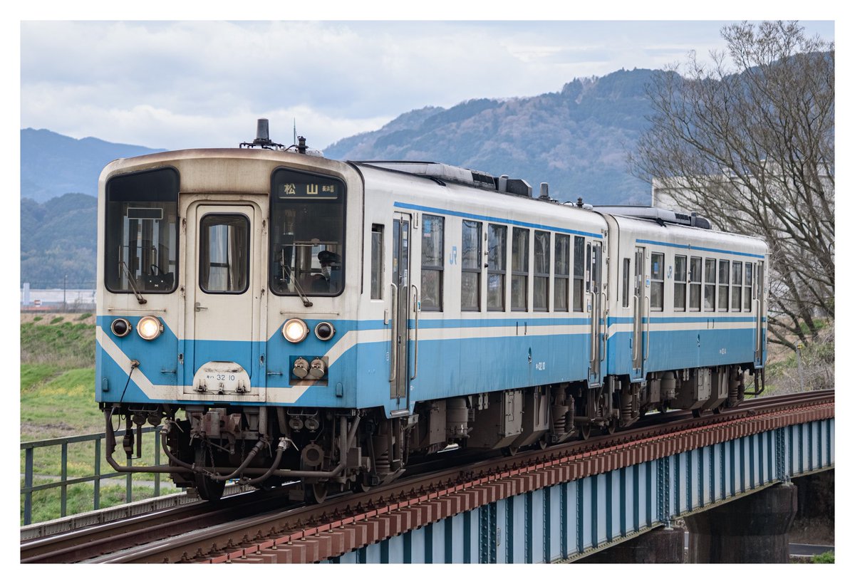 Blue_2150's tweet photo. 916D    朝ラッシュ後の海線32

伊予灘の景色にサンニー重連がよく映えました。
松山キハでは数少ない、形式が統一された列車で、短いながらも編成美がありました。
末期は、土休日単行ワンマンでした。

どんどん運用を減らすキハ32。
また32の運用に戻りますように… https://t.co/rhpQvc2lZV