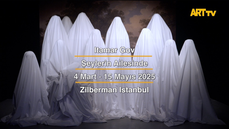 ARTtvComTr's tweet photo. Zilberman Gallery, Itamar Gov’un “Şeylerin Ailesinde” isimli ikinci kişisel sergisine ev sahipliği yapıyor! 👀✨

📅 4 Mart - 15 Mayıs 2025
📍 Zilberman, Beyoğlu - Mısır Apartmanı

Adını Mary Oliver’ın Wild Geese (Yaban Kazları) adlı şiirinden alan sergi, sanatçının bireysel ve kolektif kimlikleri şekillendiren kültürel gelenekleri, konvansiyonları ve jestleri sorgulamasını merkezine alıyor. 

Farklı malzemeler ve kavramlarla şekillenen yeni eserler, bizi mevcut olanın ötesine geçmeye, kuşkuyu kabullenmeye ve sorgulamaya davet ediyor. Şeylerin Ailesinde, insanlardan bitkilere, nesnelerden formlara kadar doğanın içindeki farklı varlıkların özünü keşfe çıkıyor. 

Sergiyi ARTtv’den izleyebilirsiniz 🎬

https://t.co/ktxuTdmg0Y