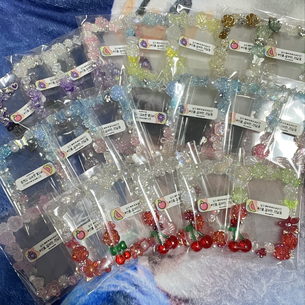 ︠♥ 2025 캐럿랜드 주먹밥틴 띠부씰 + 키링 나눔  ︠♥
    ❗️NEW❗️ + 탑꾸

🍀 3. 21.(금) ✨막콘✨ 나눔만 진행
🍀 띠부씰(선착 극소량) + 키링 = 멤버 랜덤 증정
🍀 탑꾸는 필요하신 분만 1인 1개 가져가기
     * 탑꾸만! 키링만! 받아가셔도 돼요😊

🍀 장 소: 당일 타래 확인💚