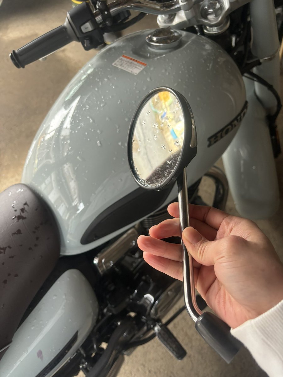 orangeconfit12's tweet photo. バイクで転んでブレーキバーとミラーがうぁー😭って事になってたけど神さまがなんとかしてくれるらしいほんとありがたい… https://t.co/m3Yp6NwmnP