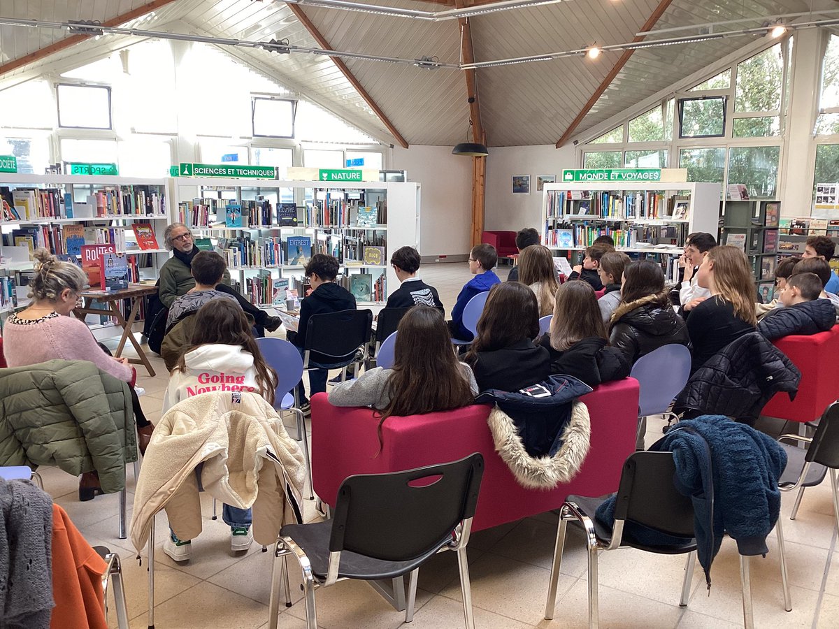 Les classes de 5e engagées dans le Prix littéraire des collégiens ont rencontré Sébastien Gendron. Quatre rencontres ont eu lieu à la médiathèque et au CDI.  Les élèves ont pu poser des questions à l'auteur. De beaux moments d'échange ! #SFND #lesneven <a href="/finistere_29/">Département du Finistère</a>
