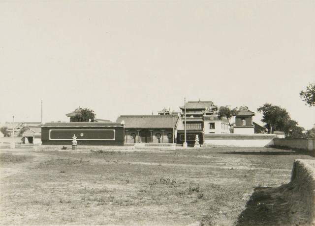 Туг Чингисийн сүм. Булган сумын Баян-Эрхэт хайрхан дээр бүтнээрээ буй зураг. Орой дээр нь догшин Хар сүлд залаастай/нүүр номоос /.Хоёрдах гуравдах зураг нь Жирмийн чуулганы Хорчин зүүн гарын дунд хошуу Муруйн сүм