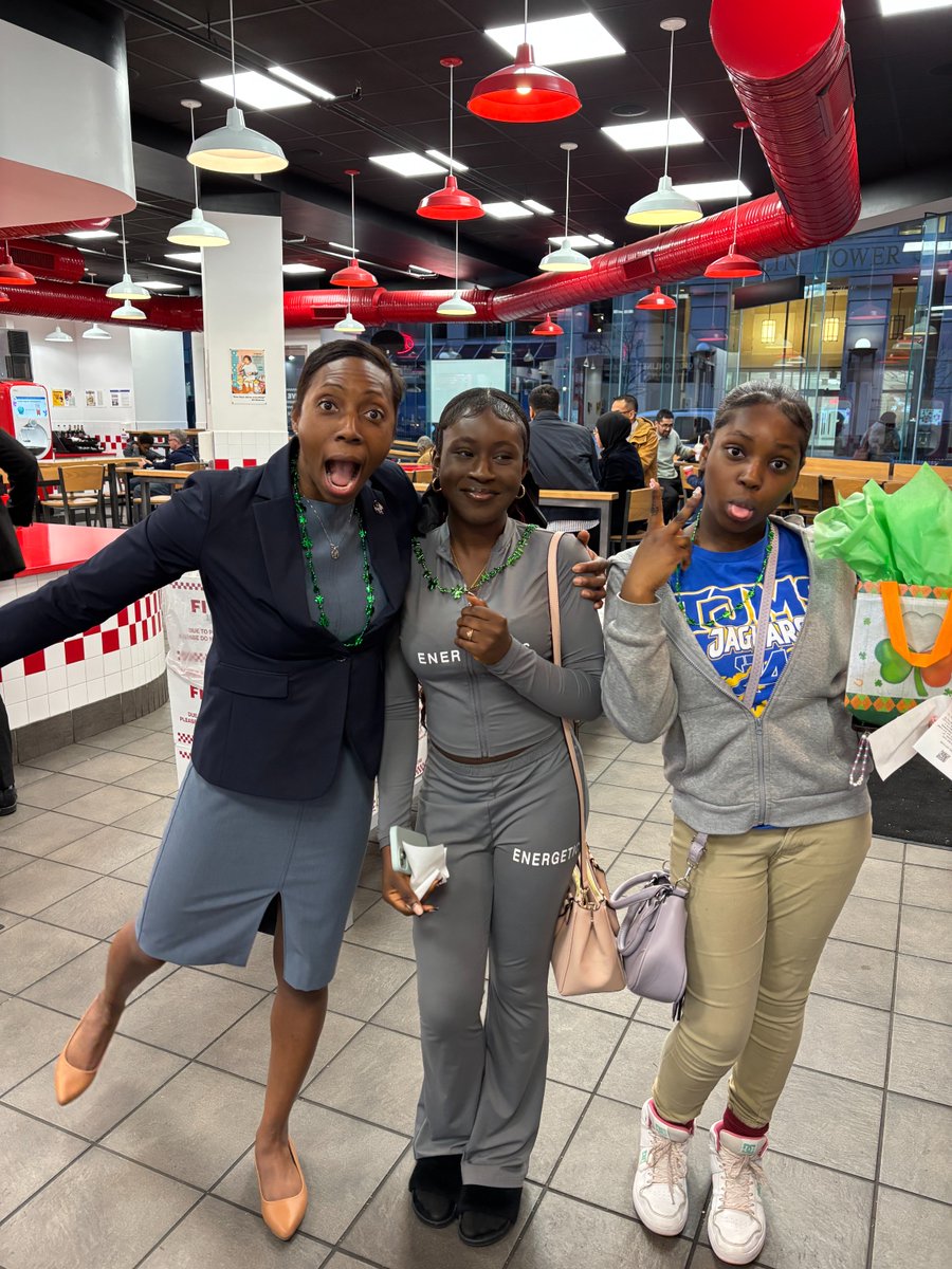 We had a blast at our #BurgerwithBigs St.Patty’s Celebration!! 💚🍀 Thanks to <a href="/FiveGuys/">Five Guys</a>, our #Bigs and #Littles rocked their best #green and enjoyed some delicious burgers and laughter together! 🍔

#BBBSNCA #FiveGuys #MentorshipMatters #BecomeABig