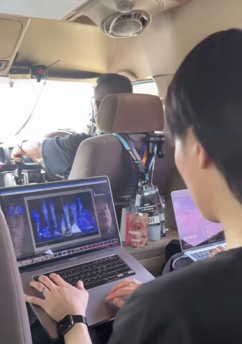 pawangdalgom's tweet photo. 😭😭 jisoo's team are the best. Her photographer and videographer in rush for editing all photos and videos even in the car hahaha hwaiting blissoo jisoo team! 🫶🏻

#JISOOinTokyo 
#LIGHTSLOVEACTIONinTokyo https://t.co/J1OoX9uOj5