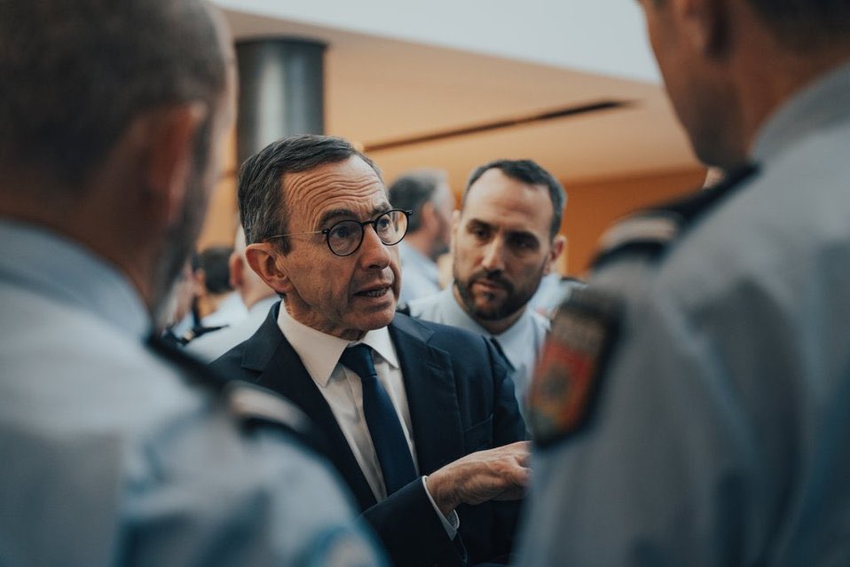 PorteparoleGN's tweet photo. 🇫🇷🤝 Ce matin, le ministre de l’Intérieur @BrunoRetailleau ouvrait la 88ème session plénière du Conseil de la Fonction Militaire @cfm_gendarmerie, en présence du #DGGN, le général d’armée Hubert Bonneau.

Au cœur des échanges :
🔹 les grands enjeux de sécurité (lutte contre le narcotrafic et la criminalité organisée, sécurité du quotidien…),
🔹 le déploiement des 239 brigades,
🔹 la gestion et la rénovation des casernes,
🔹 les moyens alloués à la gendarmerie pour remplir ses missions,
🔹 les mesures statutaires en cours.

#CFMG #SécuritéDuQuotidien
