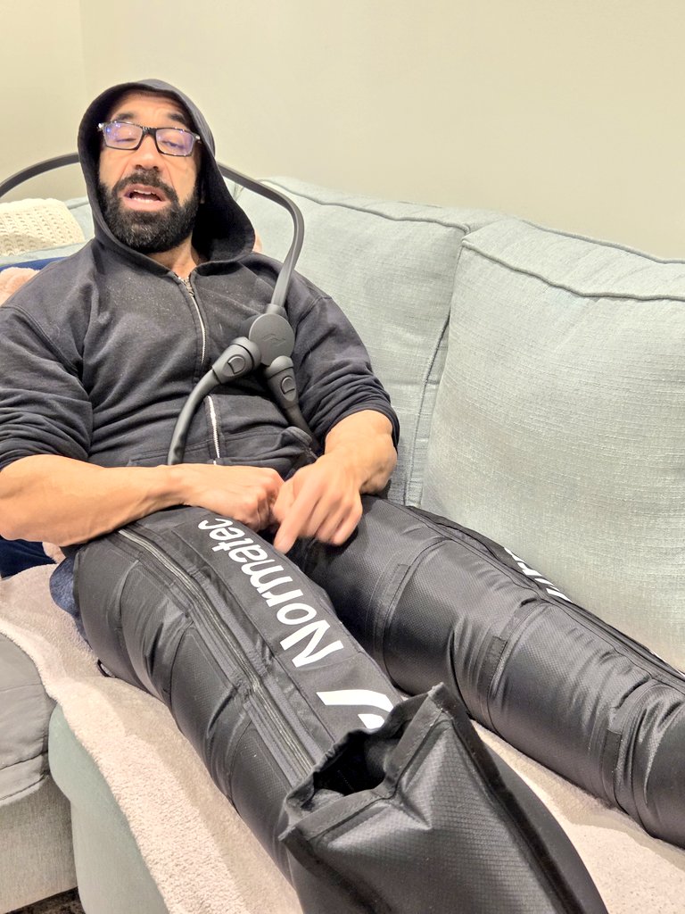 Coachtroybrown's tweet image. So relaxing. Nothing better after a hard day&apos;s work and leg day then housewives and compression. #Compressionpants #Guvna