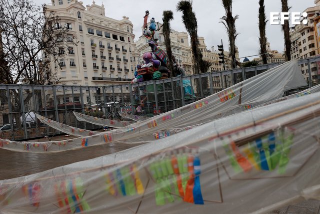 📸 València mira al cielo en el penúltimo día de Fallas, con actos principales de estas fiestas como la mascletà de este martes, momentos de la Ofrenda o la Nit del Foc pendientes de la lluvia 

EFE/<a href="/ManuBruque/">Manuel Bruque</a>