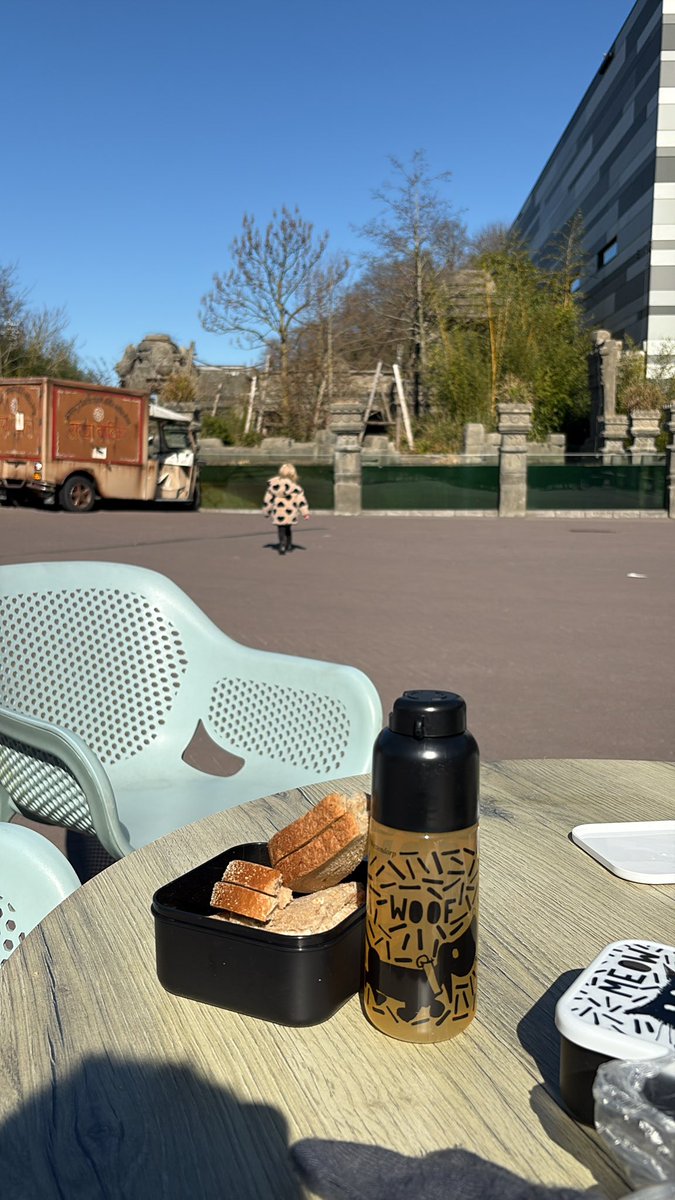 Gezellig lunchen in de dierentuin. Weg Milou 🥲