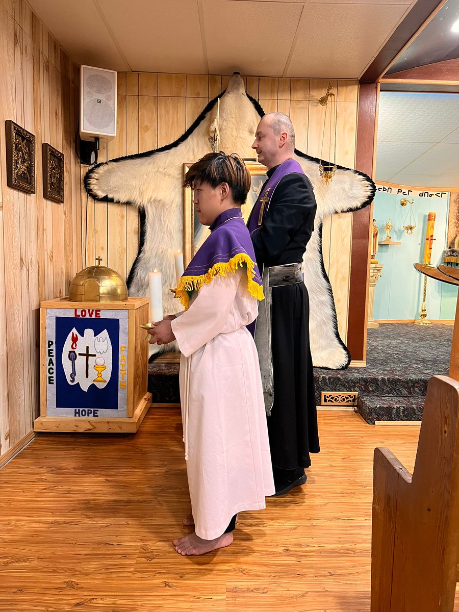 Nabożeństwo drogi krzyżowej wśród Inuitów w Arktyce. Sceny poszczególnych stacji przedstawione są nieco inaczej niż jesteśmy do tego przyzwyczajeni.
#MisjonarzNaPost #WielkiPost #DrogaKrzyżowa