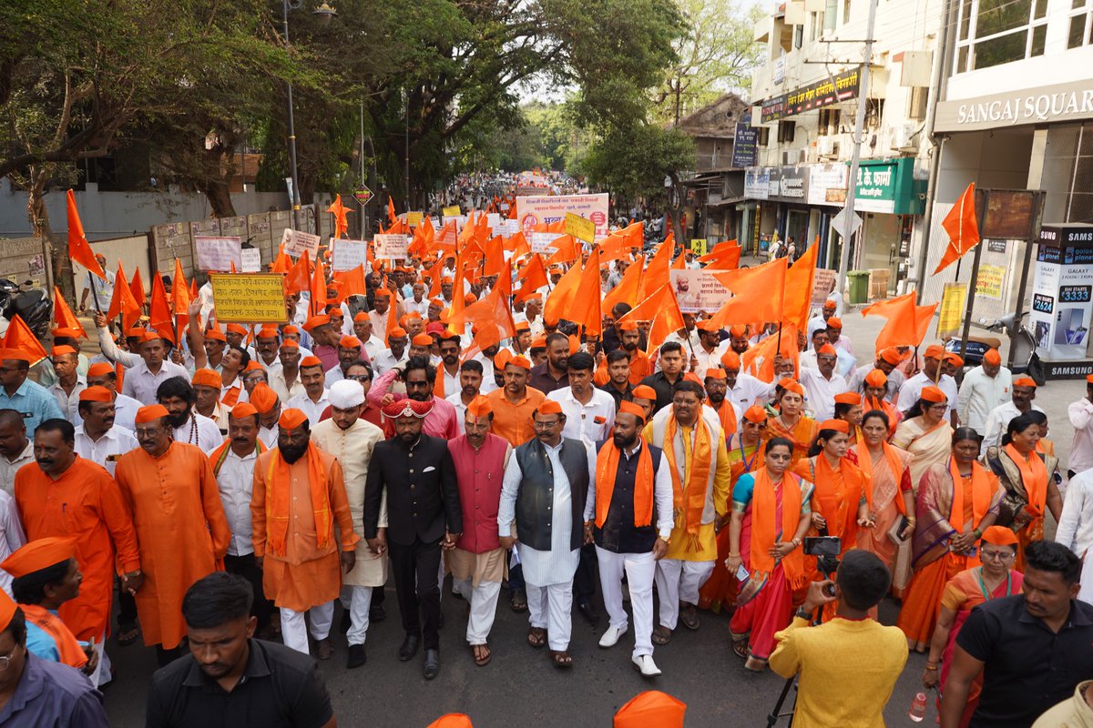 SG_HJS's tweet photo. 🚩🚩 ‘Shivaji University’ must be renamed as ‘Chhatrapati Shivaji Maharaj University’!

🔥 10,000 Hindus united in a grand protest at Kolhapur on 17th March 2025, demanding this rightful honor.

Organized by @HinduJagrutiOrg & Hindu Rashtra Samanvay Samiti! ✊🏻🚩

🚩✊🏻Speaker: Shri. T. Raja Singh (@TigerRajaSingh), MLA, Telangana, addressing the massive march in #Kolhapur for this rightful renaming.

#HindusUnited_KolhapurRally
Rename Kolhapur University

@Dev_Fadnavis
@CMOMaharashtra 
@Devendra_Office