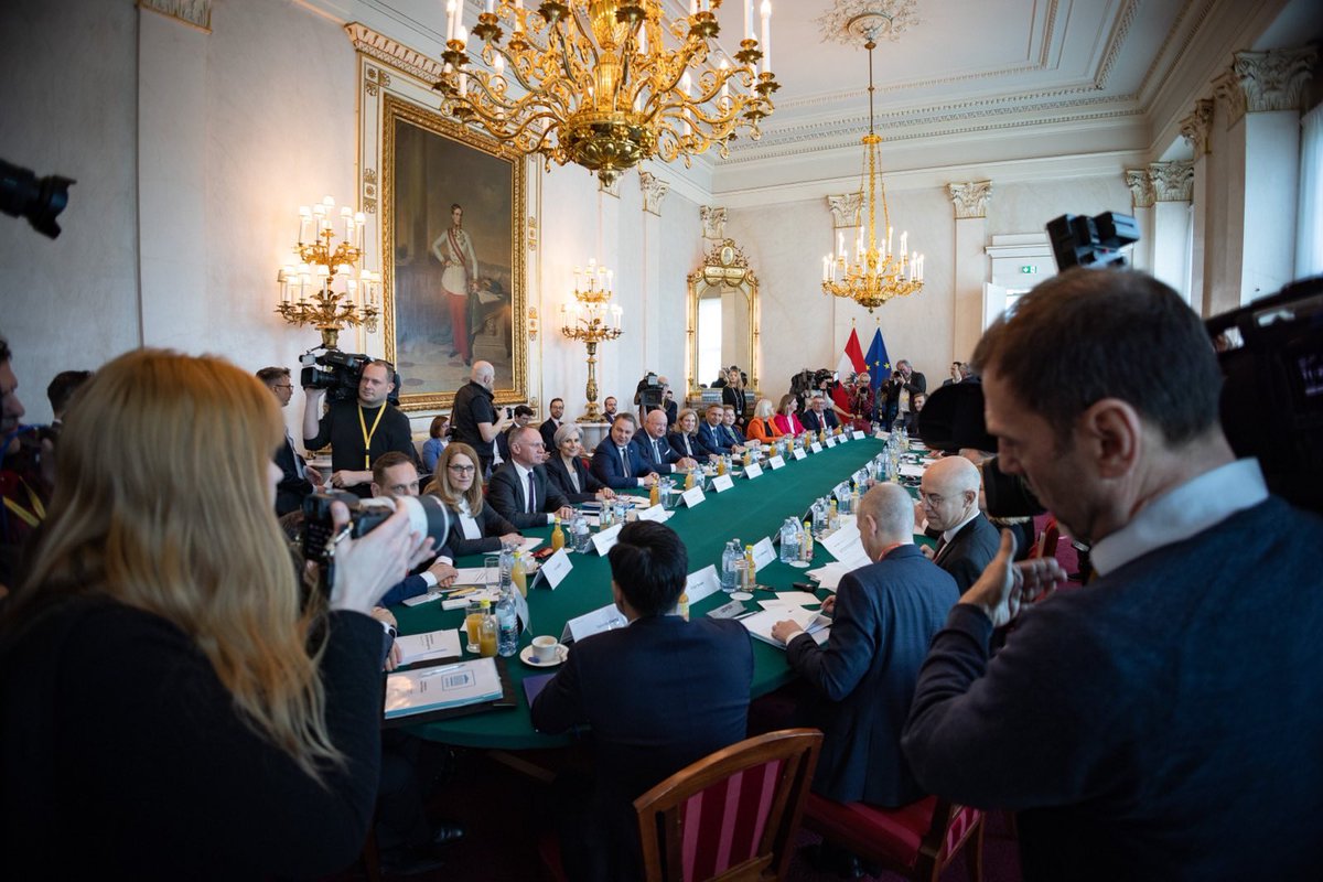 Mit Experten wie WIFO-Chef Felbermayr und IHS-Direktor Bonin diskutieren wir wirtschaftliche Prognosen und Herausforderungen. Neben Industrie &amp; Wettbewerb steht auch der Energiemarkt im Fokus – denn Energiepreise beeinflussen sowohl Inflation als auch Standortqualität.