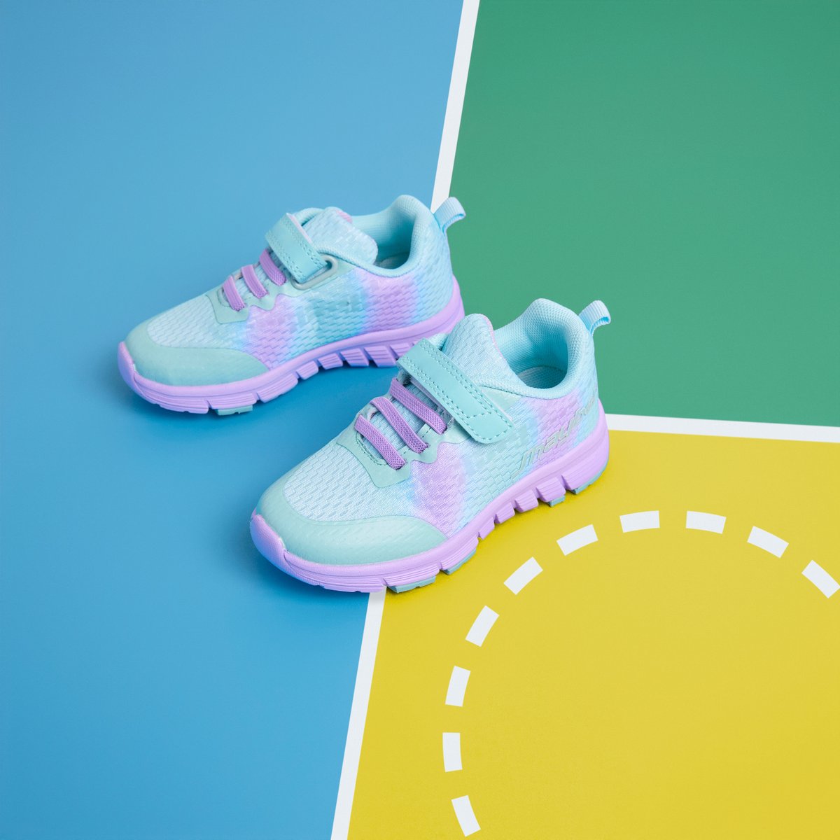 Color y comodidad para los más peques. 💚 Estas zapatillas deportivas, con ajuste práctico y una suela ligera, están diseñadas para seguir su ritmo día a día.

➡️ Descubre más modelos en puntos de venta y en jhayber.com

Ref 👟: ZN450888-600

#Jhayber #ZapatillasNiña