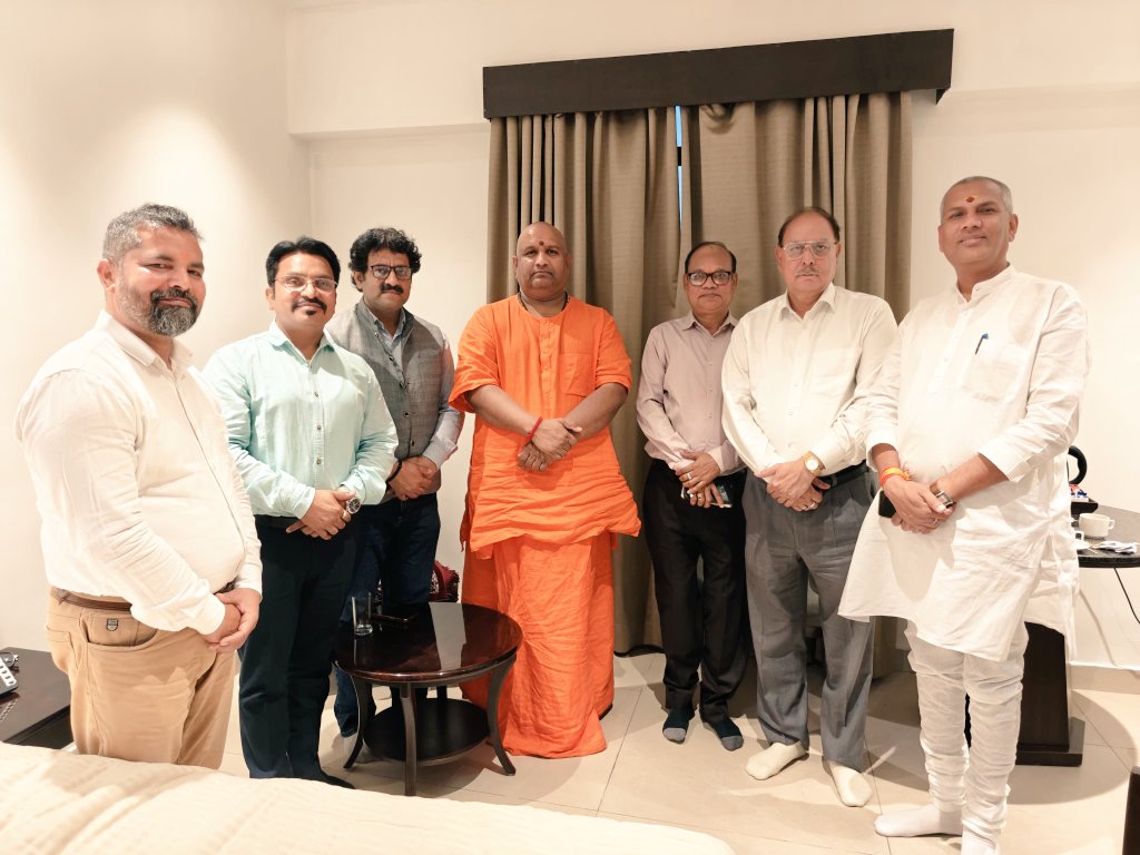 ABBEPJAGAT's tweet photo. अखिल भारतीय ब्राह्मण एकता परिषद की समीक्षा बैठक संपन्न
गाजियाबाद, रविवार 16 मार्च 2025 अखिल भारतीय ब्राह्मण एकता परिषद की एक महत्वपूर्ण बैठक रविवार को गाजियाबाद में आयोजित की गई। इस बैठक की अध्यक्षता संगठन के संरक्षक आईपीएस जुगुल किशोर तिवारी जी ने की।कार्यक्रम के संयोजक श्री अरविन्द शुक्ला जी (अभियंता PWD)रहे

 बैठक में दिल्ली-एनसीआर के विभिन्न क्षेत्रों, पुलिस, CPWD, GST, मीडिया, दिल्ली राज्य प्रशासन, कॉरपोरेट जगत एवं भारत सरकार के विभिन्न विभागों के प्रतिनिधि सम्मिलित हुए एवं अन्य ब्राह्मण समाज के प्रतिष्ठित व्यक्तियों ने भाग लिया।
बैठक का मुख्य उद्देश्य ब्राह्मण समाज को राष्ट्रीय स्तर पर संगठित एवं सशक्त बनाना था। इस अवसर पर उपस्थित सभी सदस्यों ने अपना परिचय दिया, जिससे सरकारी, निजी क्षेत्र और व्यापार जगत से जुड़े व्यक्तियों को आपस में परिचित होने का अवसर मिला। बैठक में प्रमुख रूप से पंडित अमित शुक्ल, पंडित रजनीश, पंडित राजेंद्र कुमार पाण्डेय (इलाहबाद हाईकोर्ट), पंडित सुभाष चंद्र पाण्डेय (दिल्ली सुप्रीम कोर्ट)पंडित अनुराग शर्मा, पंडित मंजू तिवारी, पंडित सतीश शुक्ला, पंडित विवेकानंद वत्स, पंडित भास्कर दुबे, पंडित बृजकिशोर तिवारी पंडित आलोक शर्मा, पंडित शिवम त्रिपाठी, पंडित चंद्रप्रकाश तिवारी.. सहित अनेक गणमान्य सदस्य उपस्थित रहे।
बैठक लगभग दो घंटे चली, जिसमें निम्नलिखित महत्वपूर्ण विषयों पर विस्तार से चर्चा की गई:
1. रोजगार के अवसर – समाज के युवाओं को बेहतर रोजगार उपलब्ध कराने के लिए प्रभावी कदम उठाने पर विचार।
2. ब्राह्मण शिक्षा – ब्राह्मण समाज के विद्यार्थियों को उच्च शिक्षा में सहयोग एवं मार्गदर्शन देने की योजनाओं पर चर्चा।
3. सनातन धर्म की रक्षा – हिंदू धर्म एवं संस्कृति के संरक्षण के लिए समाज की भूमिका पर विमर्श।
4. राजनीतिक भागीदारी – ब्राह्मण समाज की राजनीतिक उपस्थिति को मजबूत करने के लिए सामूहिक प्रयासों पर सहमति।
5. आरक्षण – समाज को समुचित अधिकार एवं प्रतिनिधित्व दिलाने के लिए रणनीति तैयार करने पर विचार।
बैठक में उपस्थित सभी सदस्यों ने ब्राह्मण समाज की एकता और सशक्तिकरण के लिए संगठित प्रयास करने का संकल्प लिया। अंत में संरक्षक जुगुल किशोर तिवारी जी ने समाज के उत्थान के लिए सभी को मिलकर कार्य करने का आह्वान किया और भविष्य में इस तरह की बैठकों को निरंतर जारी रखने पर बल दिया।
@ABBEP_UPMEDIA
@ABBEPCHITRAK00T
@anuj_hanumat
@Archanaprayag
@do_smita30785
@ipsjkishore08
@Team_Brahmin
@VoiceOfBrahmins

पंडित रजनीश शुक्ला
प्रदेश अध्यक्ष दिल्ली एनसीआर 
अखिल भारतीय ब्राह्मण एकता परिषद 🚩