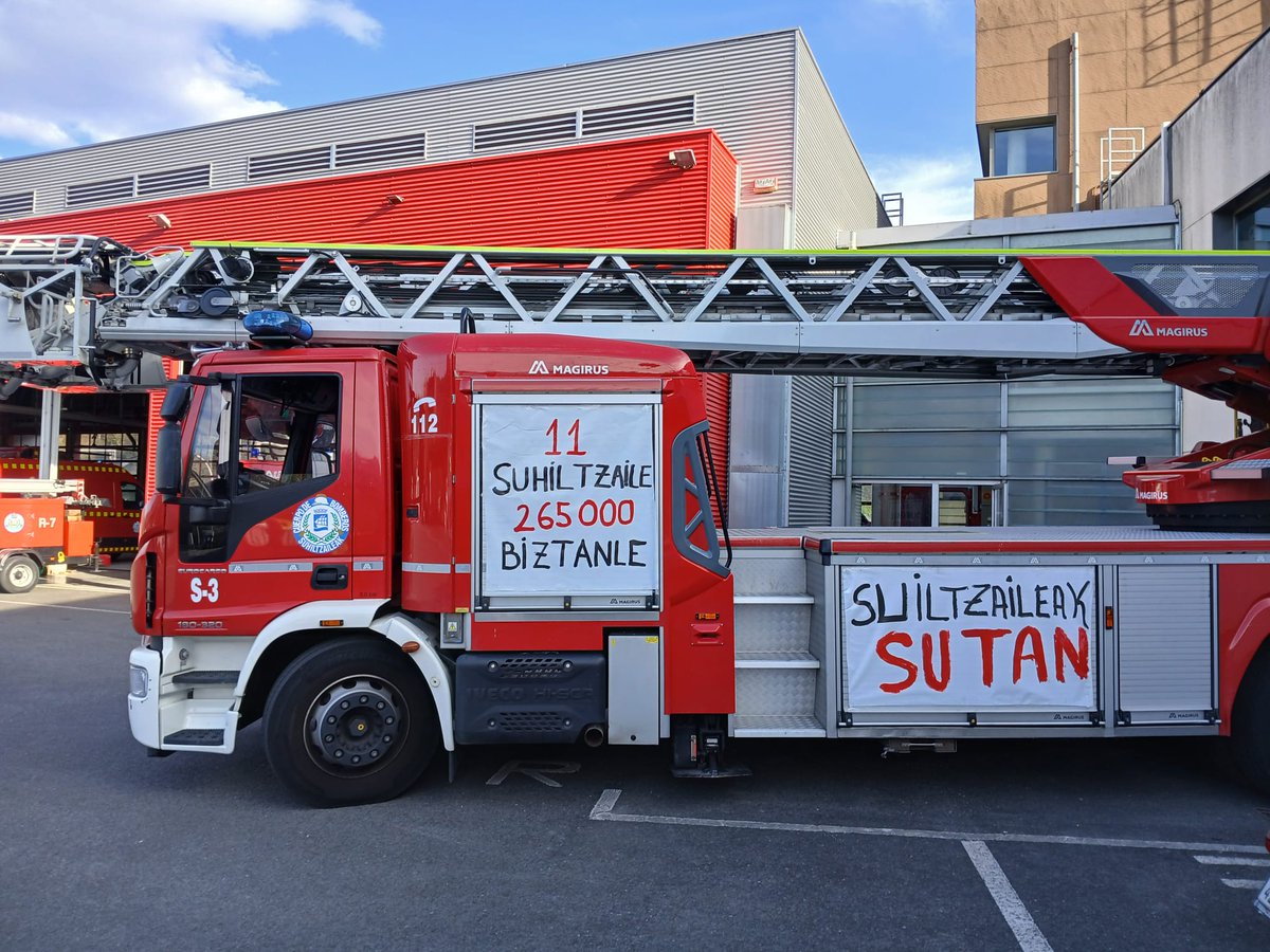 Erramun2014's tweet photo. #Donostia.
"11 bomberos para 265.000 habitantes"
Faltan médicos y bomberos y 
sobran ertzainas.
Así estamos en el cortijo neoliberal del Pnv https://t.co/GrI7uNoOmH