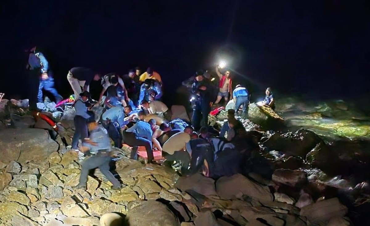 rfantastica91_7's tweet photo. 🗣️UN AVIÓN COMERCIAL CON 18 PERSONAS A BORDO SE PRECIPITÓ EN LA COSTA DE HONDURAS: AL MENOS DOCE MUERTOS

👉🏻La aeronave, un Jetstream 32 con matrícula HR-AYW, despegó desde el Aeropuerto Internacional Juan Manuel Gálvez, ubicado en la isla de Roatán, con destino a la ciudad de La Ceiba.

Un avión con 18 ocupantes cayó al mar este lunes tras despegar de la isla de Roatán, en el Caribe hondureño, dejando un saldo de 12 personas fallecidas, cinco sobrevivientes y un desaparecido, según informaron las autoridades.

La aeronave, un Jetstream 42 de la aerolínea Lanhsa, se dirigía al puerto de La Ceiba, en la costa continental de Honduras, cuando sufrió una aparente falla mecánica poco después del despegue.

El Cuerpo de Bomberos detalló que la aeronave impactó en el agua a un kilómetro de la costa, en un área de gran profundidad, lo que dificultó las labores de rescate.

“Se rescataron 10 personas, y nos acaban de informar del hospital que seis han fallecido“, explicó el mayor Wilmer Guerrero, quien posteriormente confirmó que el número de muertos ascendió a 12.

Nueve buzos fueron desplegados para recuperar los cuerpos de las víctimas y localizar a la persona desaparecida.

El siniestro ocurrió la noche del lunes cuando la aeronave sufrió un viraje brusco a la derecha tras despegar del Aeropuerto Internacional Juan Manuel Gálvez.

Según el Cuerpo de Bomberos, el avión perdió fuerza en los motores antes de impactar con el agua.

Las autoridades señalaron que aún hay personas atrapadas en la aeronave.

Entre los fallecidos se encuentra el cantautor hondureño Aurelio Martínez, de 55 años, un referente de la música garífuna, informaron sus familiares. Entre los sobrevivientes, se reportó que una pasajera francesa de 40 años fue trasladada al Hospital Mario Catarino Rivas, en San Pedro Sula, para recibir atención médica.

“Faltaría rescatar a personas que están dentro de la aeronave, se van a hacer las coordinaciones para hacer el buceo”, explicó Guerrero. Posteriormente, indicó que “nueve buzos acaban de localizar la aeronave, los nueve buzos van a bajar al mismo tiempo” para continuar con la recuperación de cuerpos.