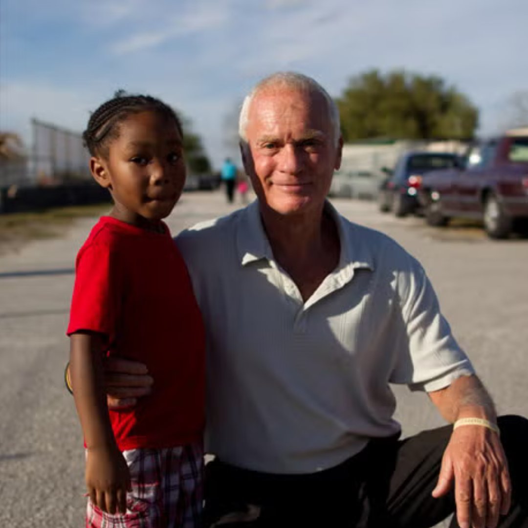 LMPositif's tweet photo. 🇺🇸 Harris Rosen, un homme d’affaires américain, a investi des millions de dollars dans Tangelo Park, un quartier défavorisé de Floride ! Il a offert l’école maternelle gratuite à tous les enfants et a couvert leurs frais universitaires. Résultat : le taux d'obtention de diplôme est passé de 25 % à près de 100 %, et la criminalité a fortement diminué. 👏(How Things Work)

📸 University Of Central Florida