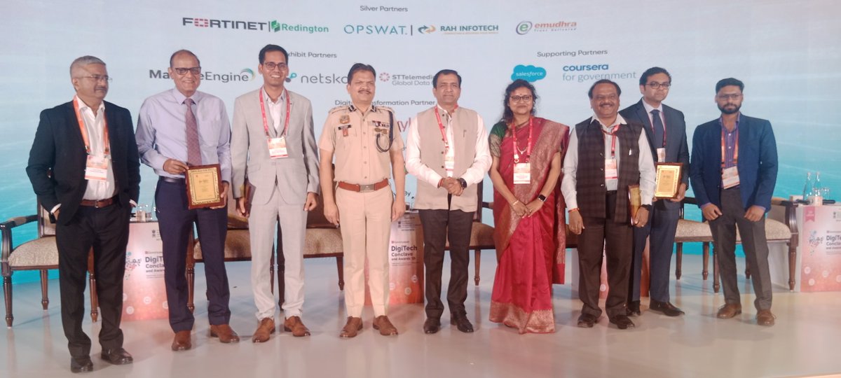 Agribih's tweet photo. Editor, #ETGovernment #The_Economic_Times Sri Anoop Verma has felicitated Secretary Agriculture Bihar Sri @SanjayAgarw_IAS Ji to grace his presence as esteemed Speaker at #ETDigiTech Conclave. @VijayKrSinhaBih @IPRDBihar https://t.co/73lQMhuICh