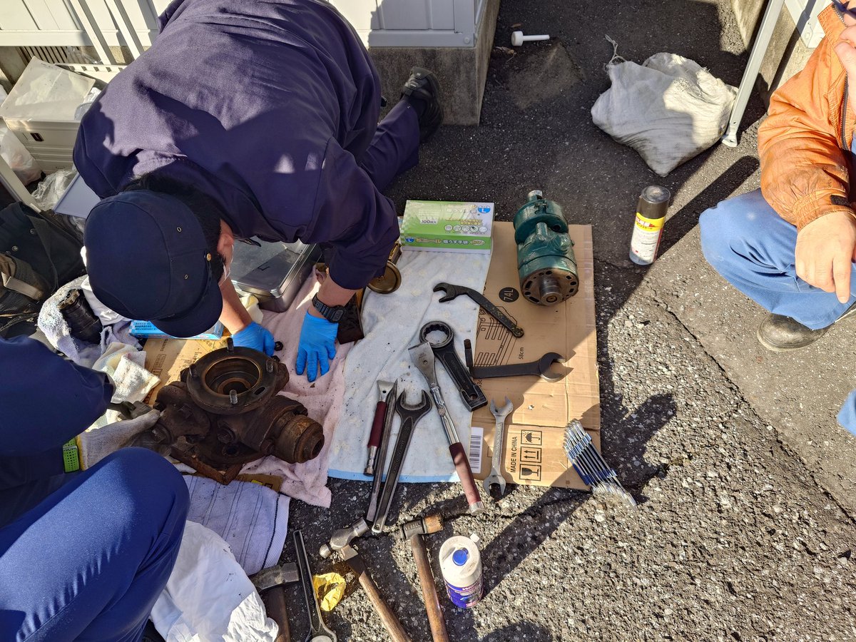 うぉ！！！ すげぇ名前忘れたけど2枚目のやつ整備してる!! やっぱ現役