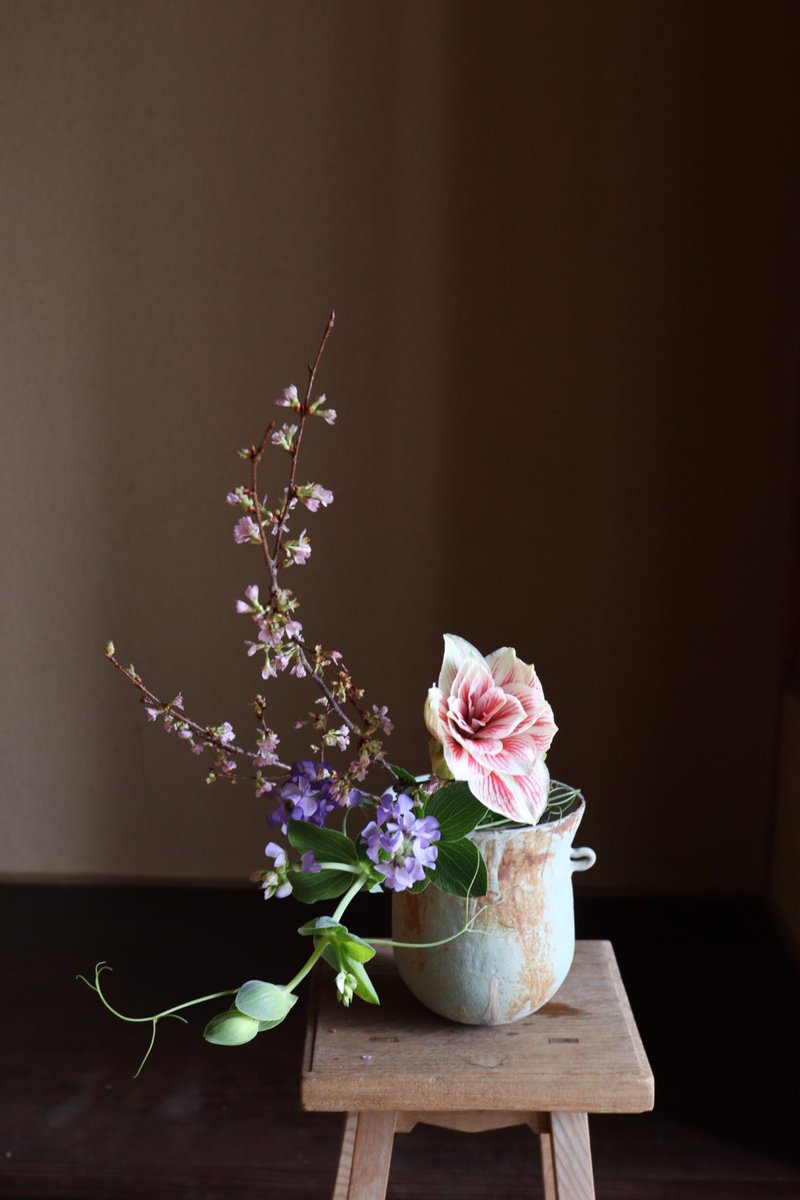 サクラ、アマリリス、宿根スイートピーをいけました。